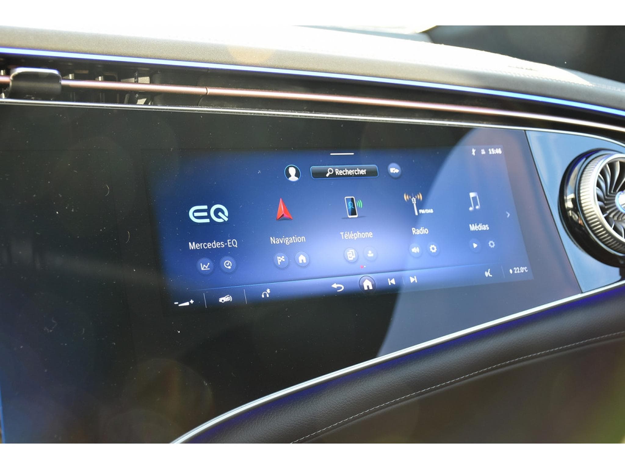 Mercedes EQE 300 AMG Line AIRMATIC DISTR CUIR MEMO PANO BURMESTER CAM360 (2025) - Photo 17