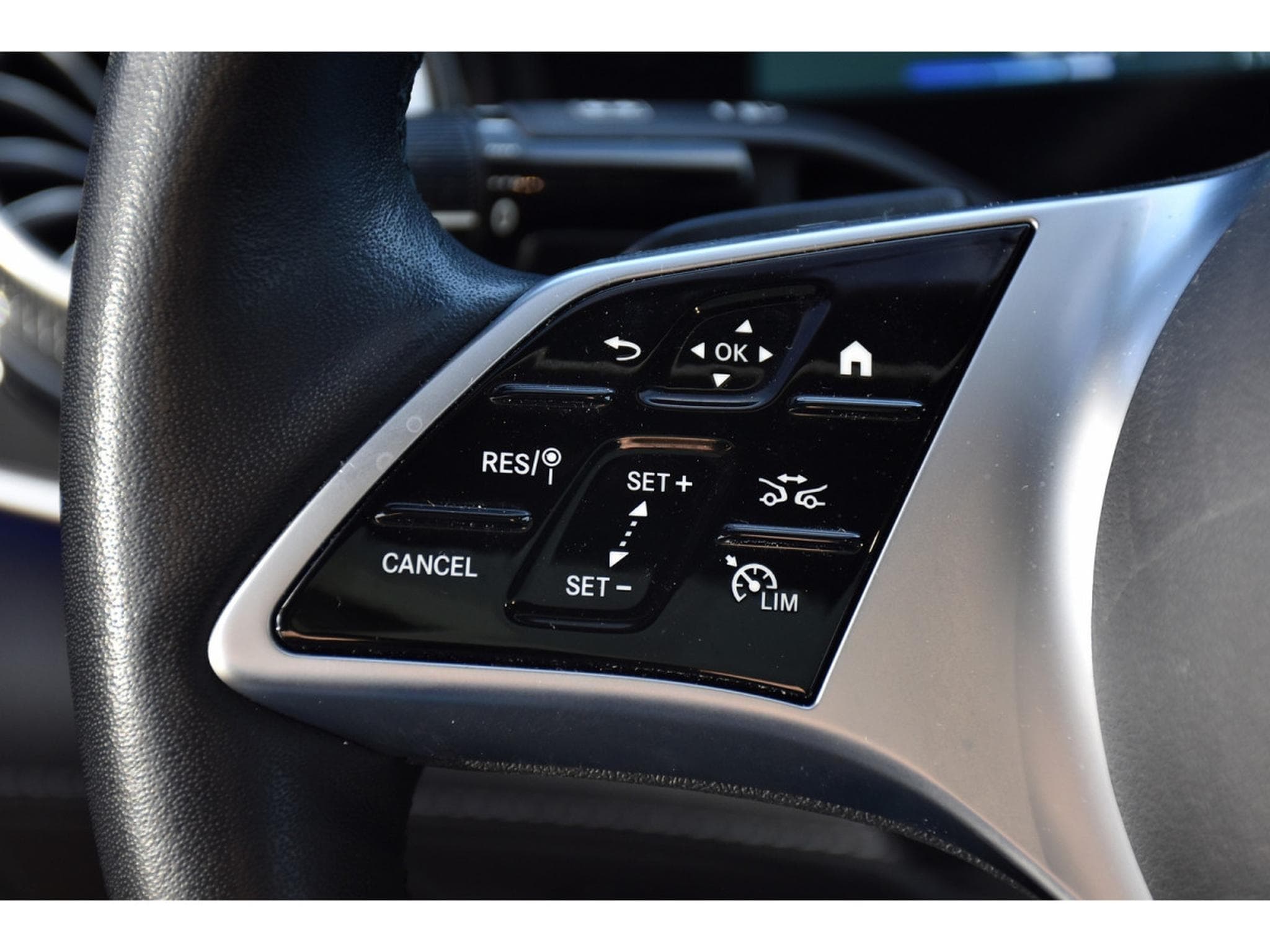 Mercedes EQE 300 AMG Line AIRMATIC DISTR CUIR MEMO PANO BURMESTER CAM360 (2025) - Photo 19