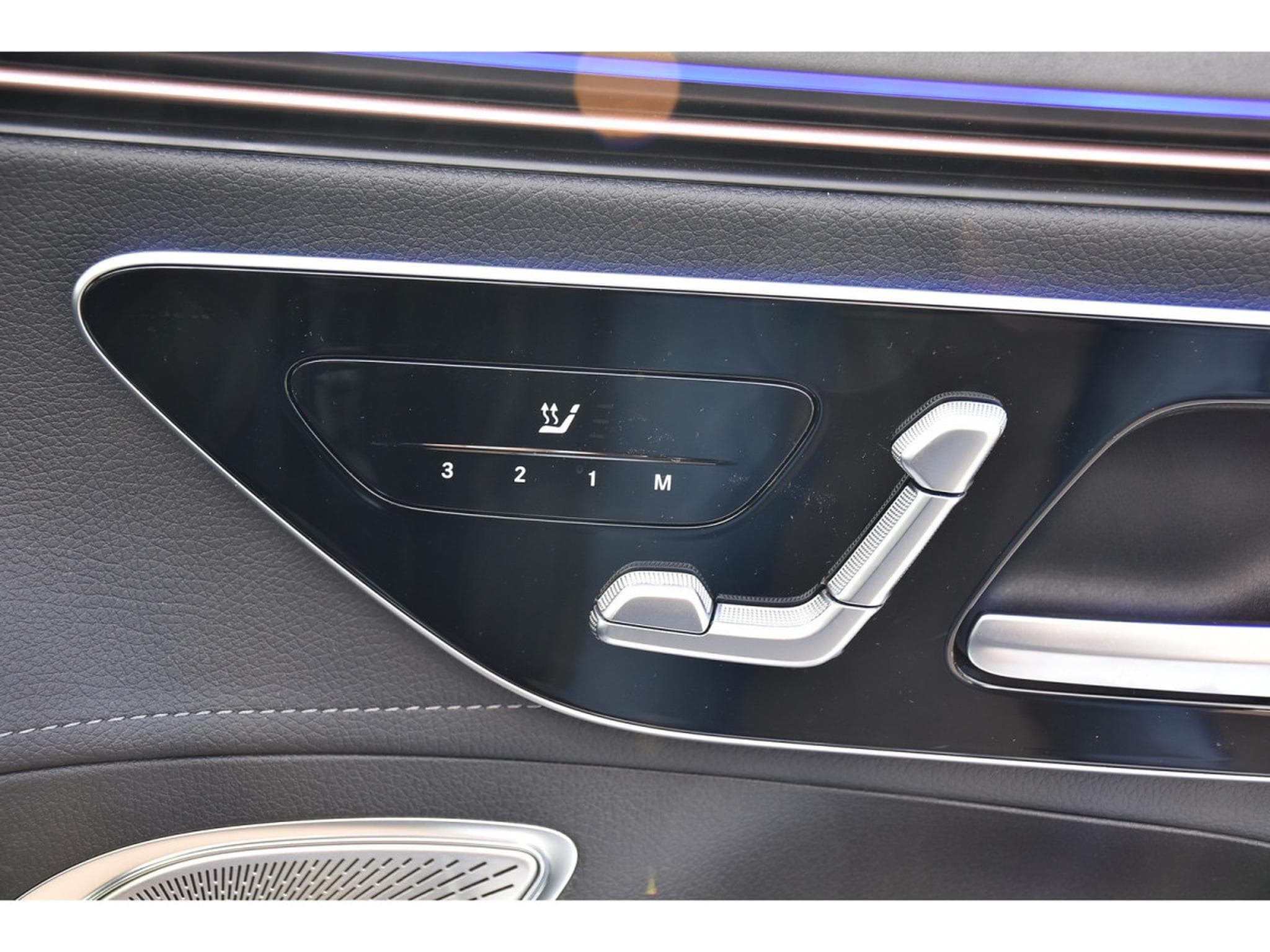 Mercedes EQE 300 AMG Line AIRMATIC DISTR CUIR MEMO PANO BURMESTER CAM360 (2025) - Photo 21