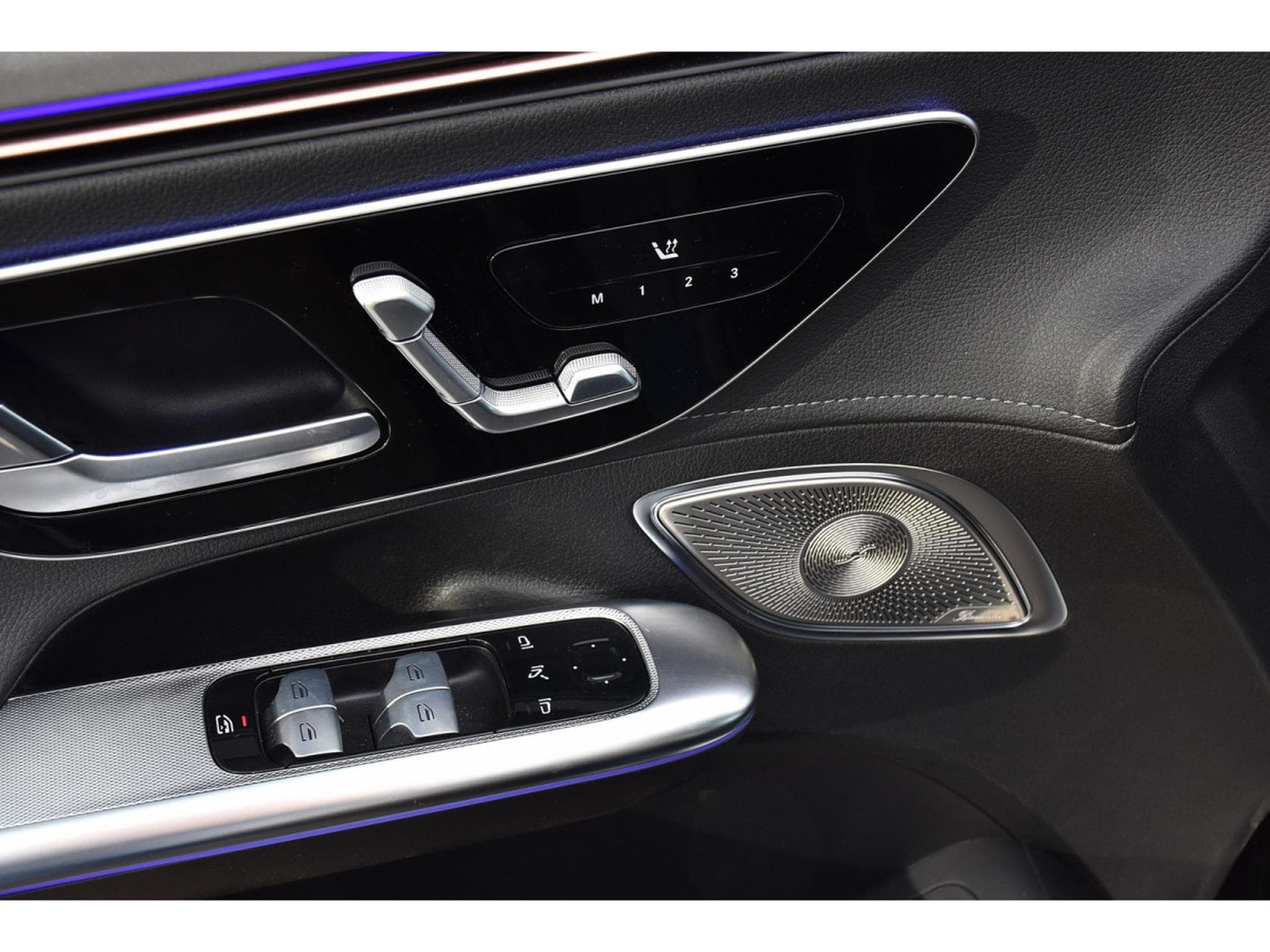 Mercedes EQE 300 AMG Line AIRMATIC DISTR CUIR MEMO PANO BURMESTER CAM360 (2025) - Photo 20