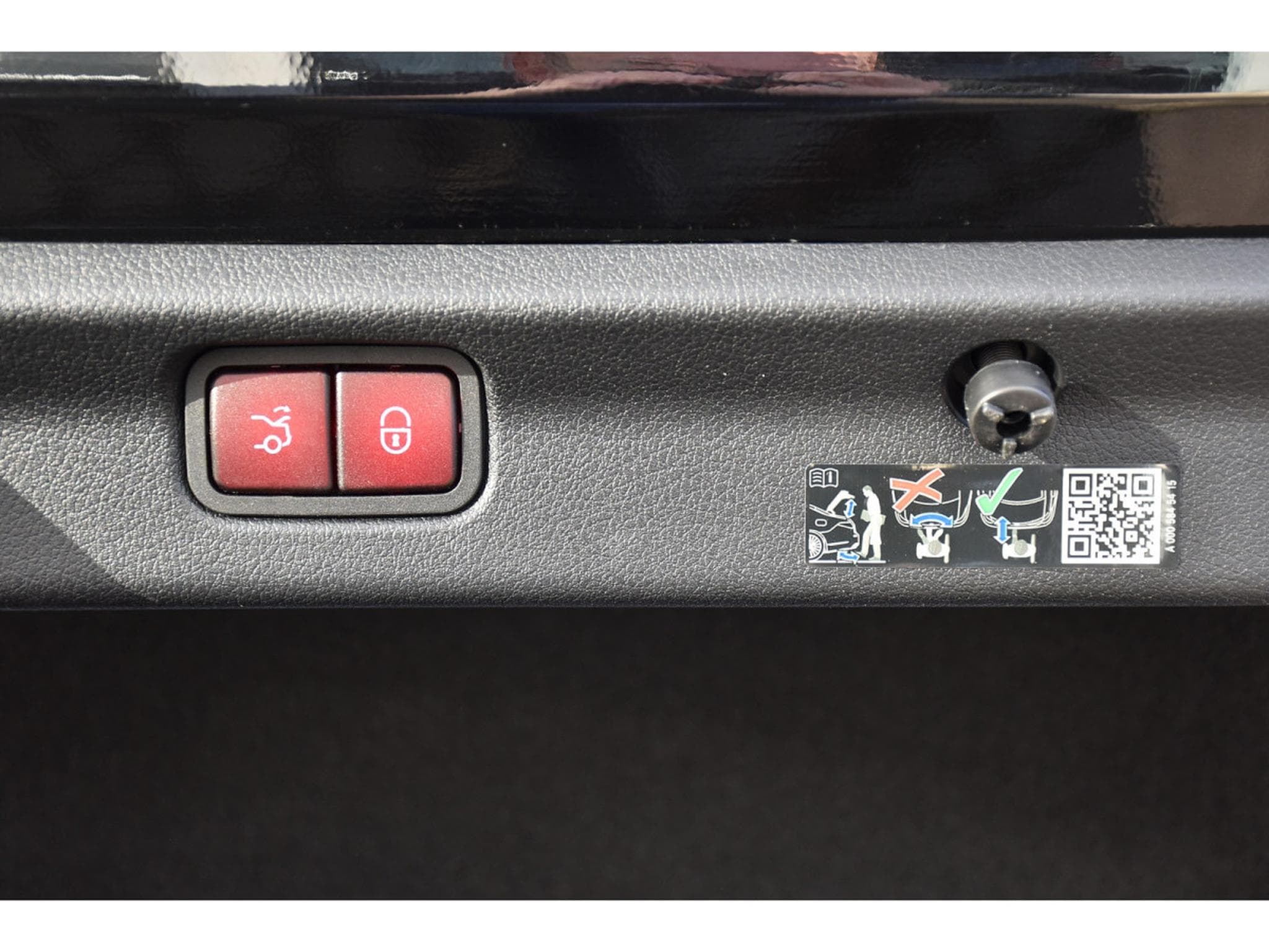 Mercedes EQE 300 AMG Line AIRMATIC DISTR CUIR MEMO PANO BURMESTER CAM360 (2025) - Photo 24