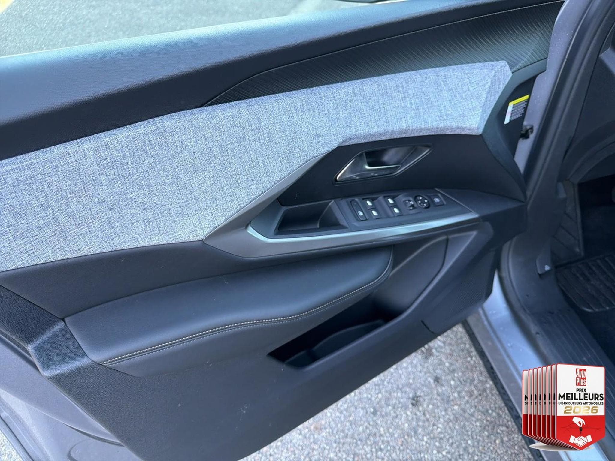 Peugeot 5008 HYBRID 145 ALLURE E-DCS6 (2025) - Photo 17