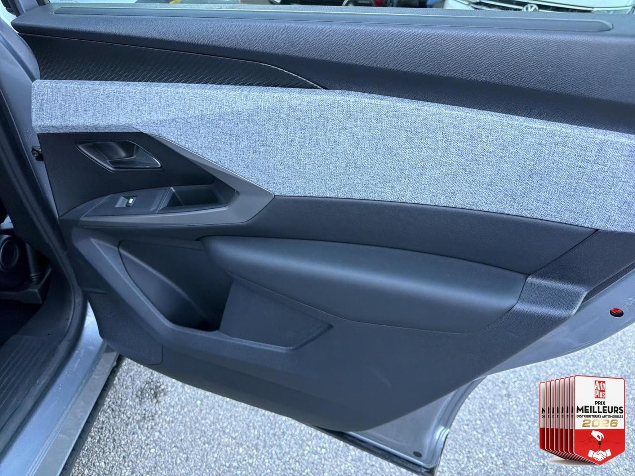 Peugeot 5008 HYBRID 145 ALLURE E-DCS6 (2025) - Photo 24