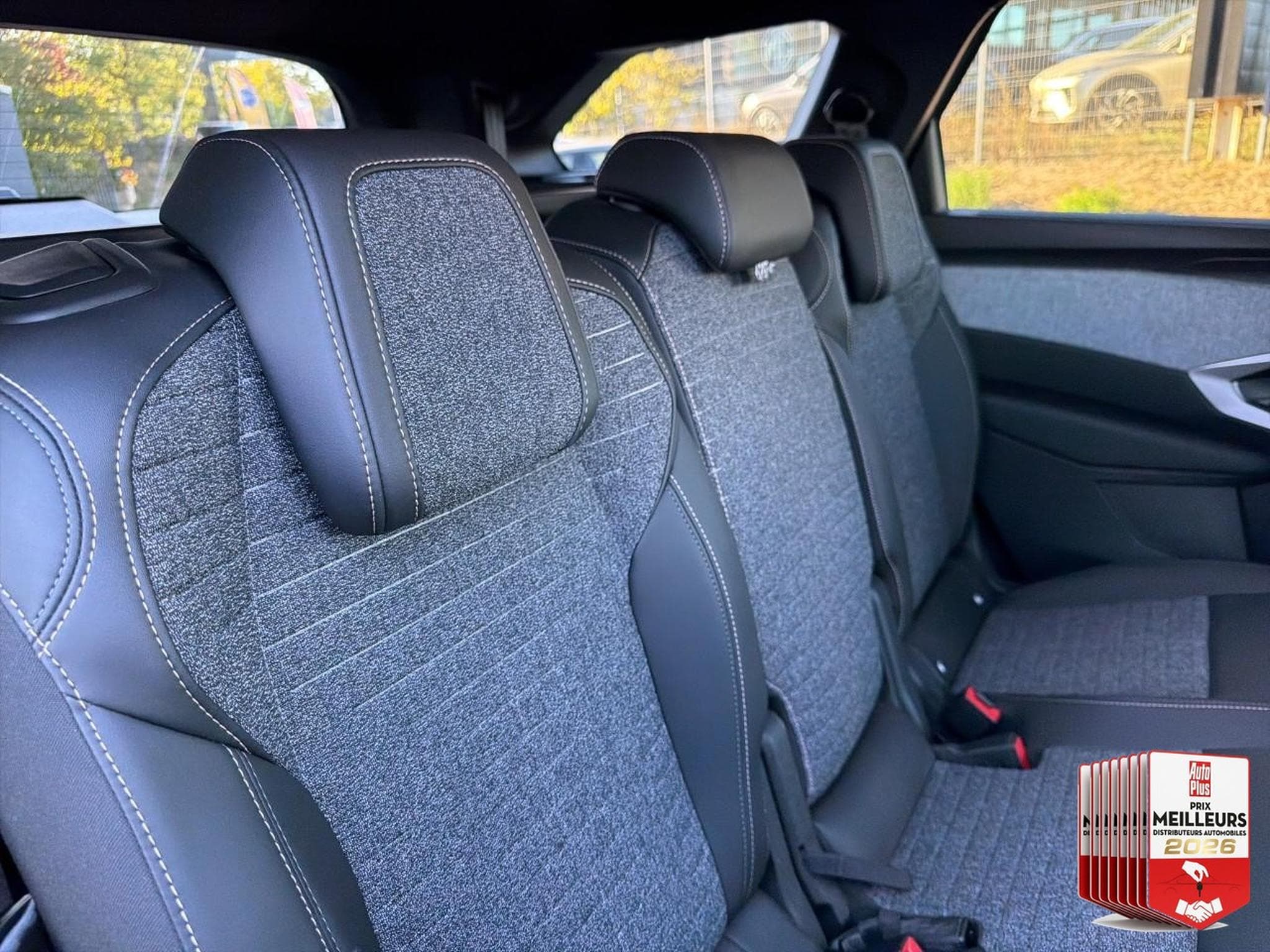 Peugeot 5008 HYBRID 145 ALLURE E-DCS6 (2025) - Photo 25