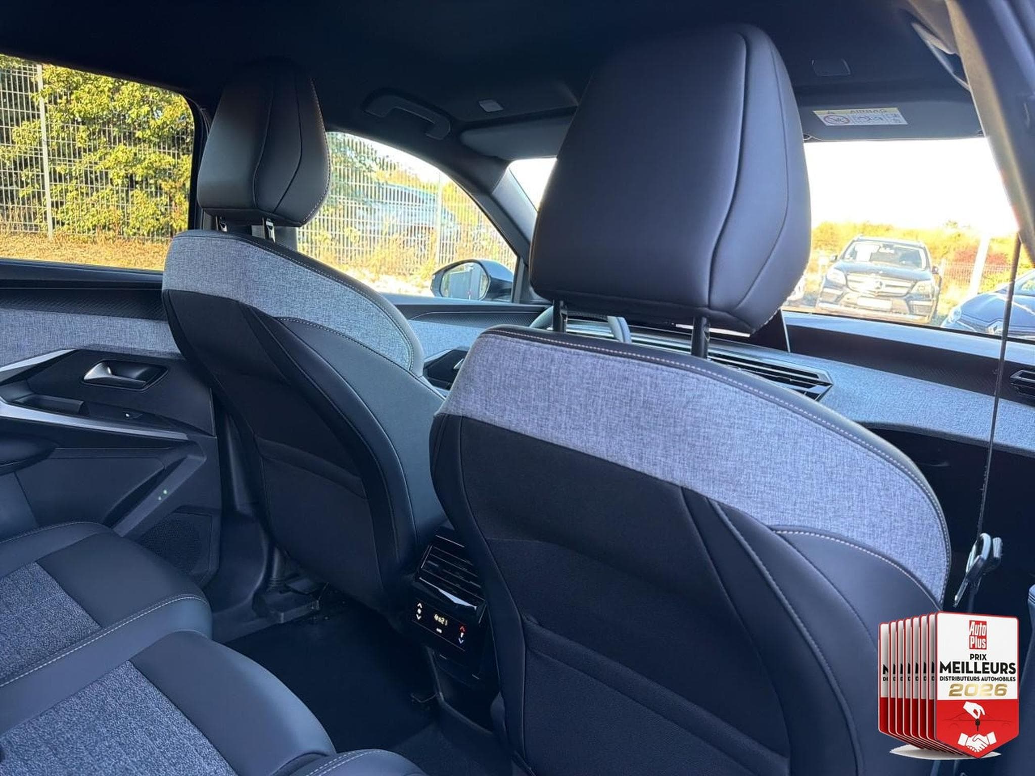 Peugeot 5008 HYBRID 145 ALLURE E-DCS6 (2025) - Photo 26