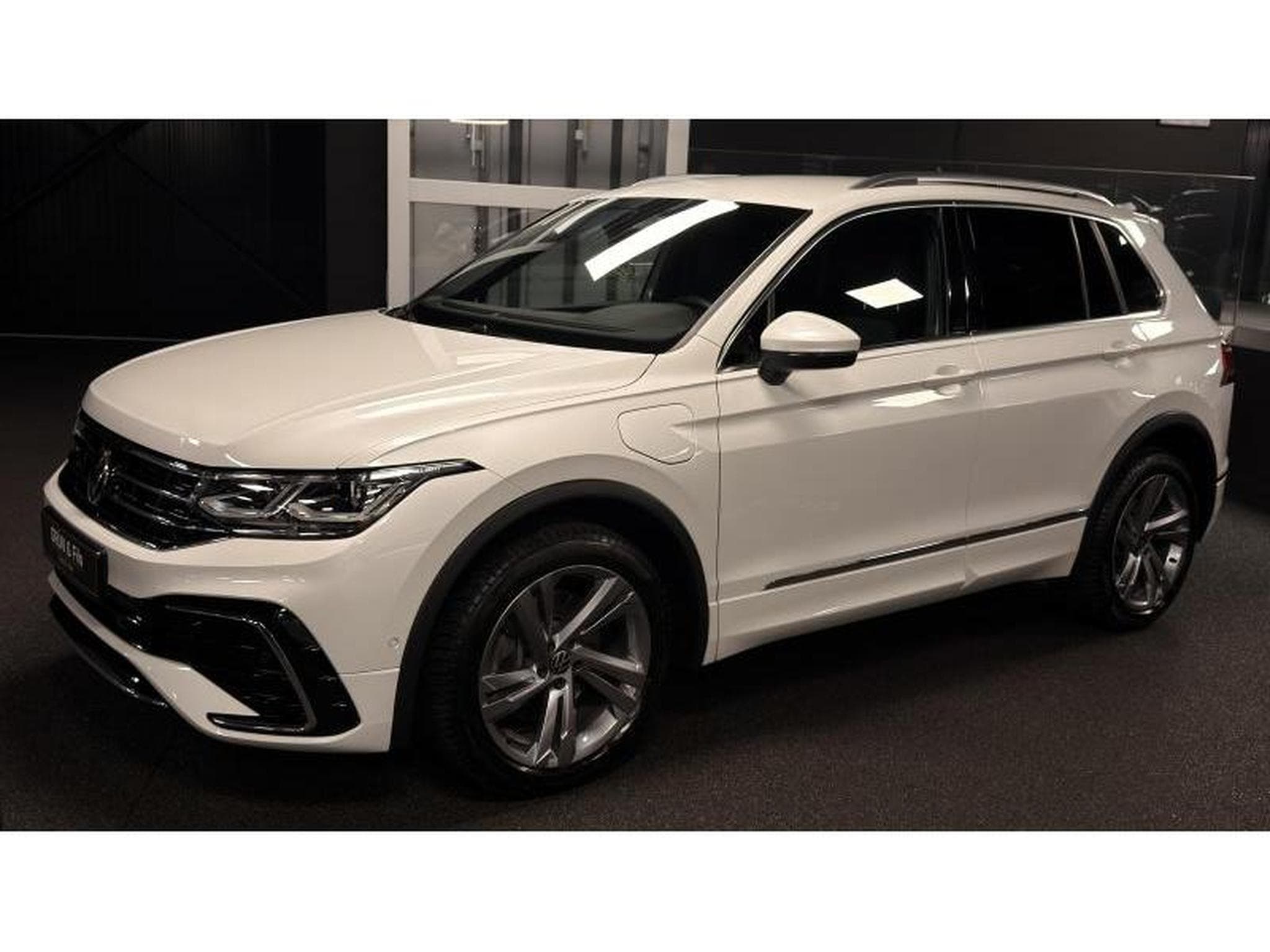 VW Tiguan R-LINE 1.4 HYBRID (2021) - Photo 3