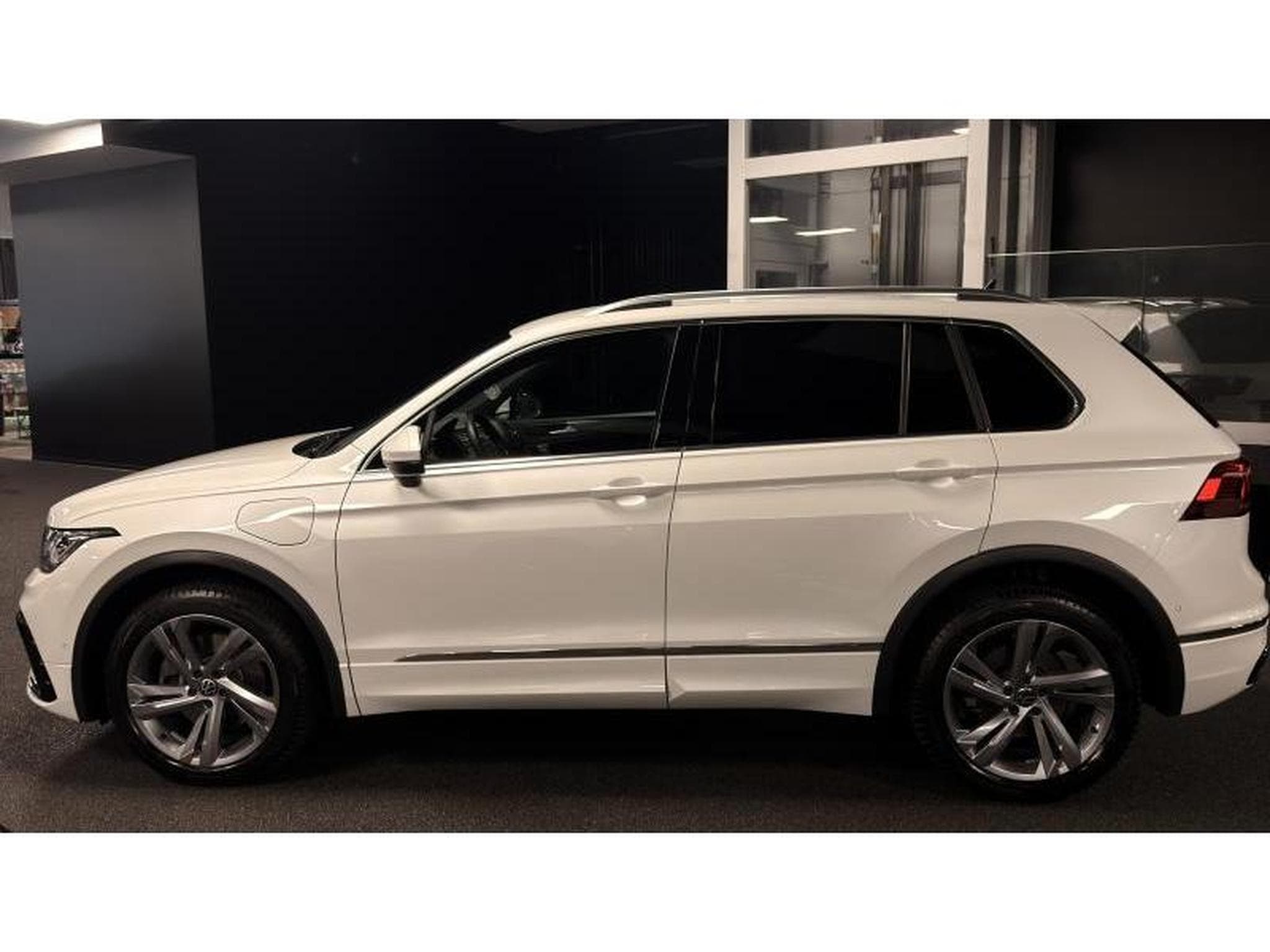 VW Tiguan R-LINE 1.4 HYBRID (2021) - Photo 6