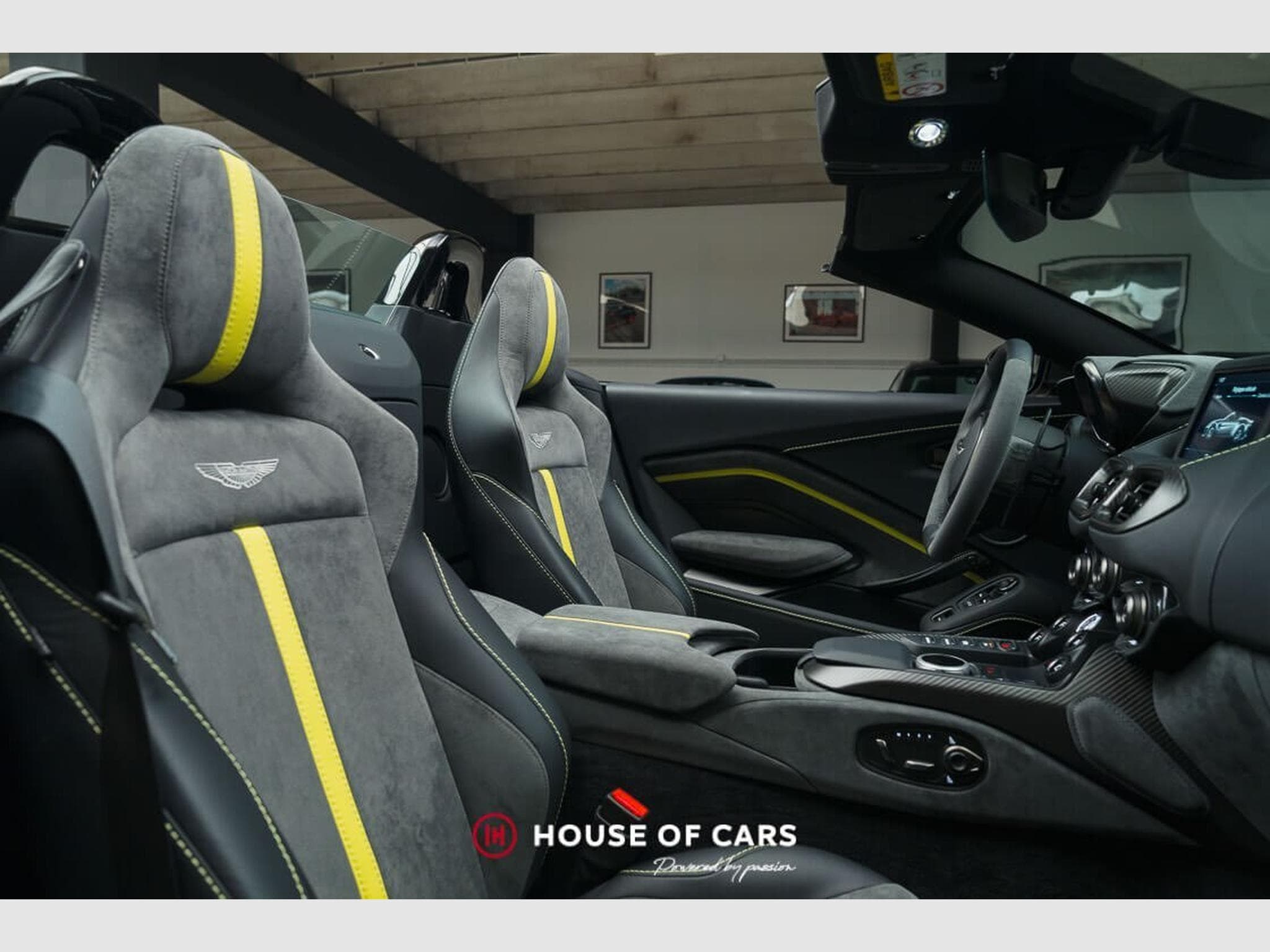 Aston-Martin V8 Vantage ROADSTER F1 EDITION 1 OF 132EX* (2022) - Photo 13