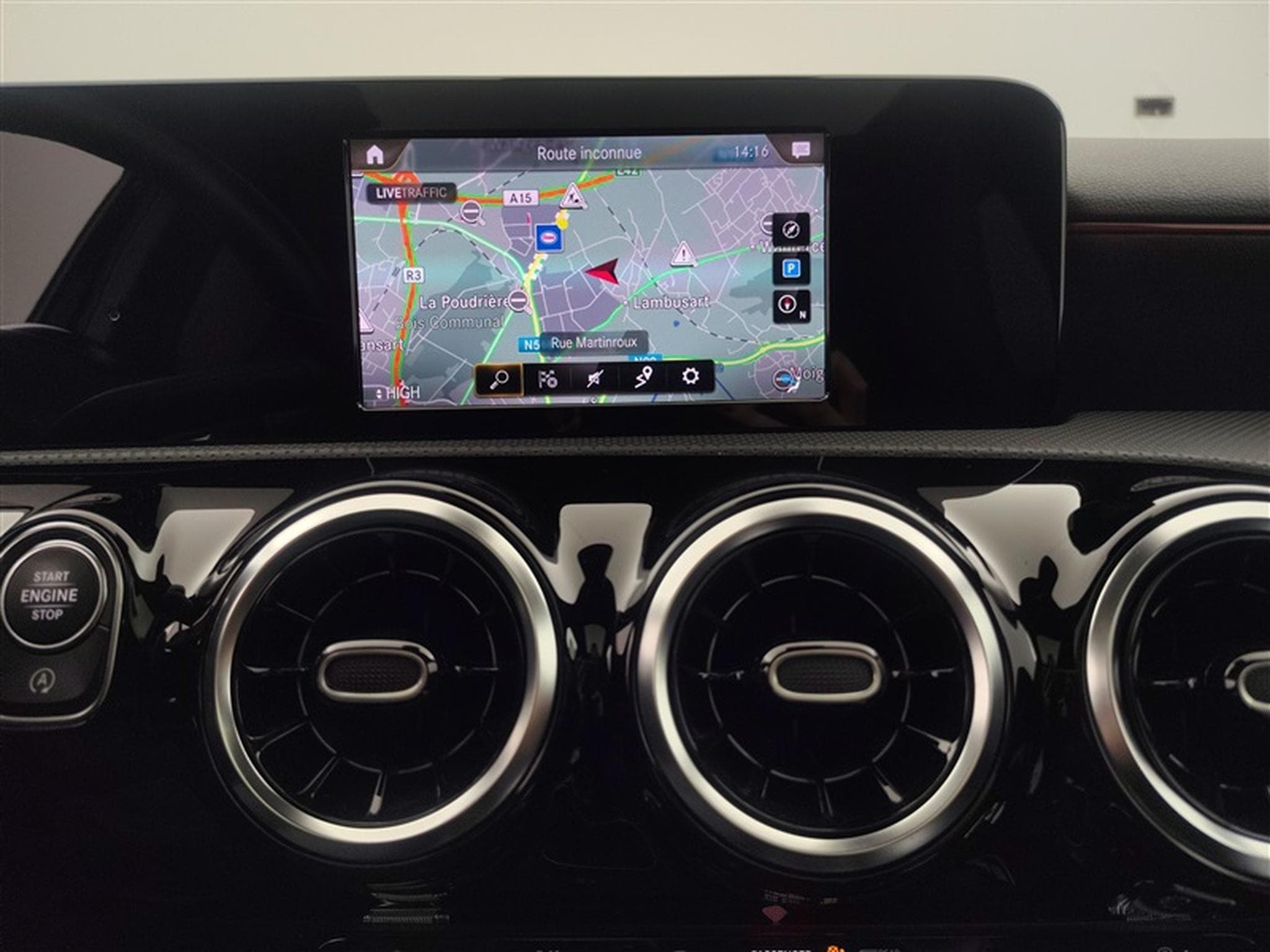Mercedes A 180 AMG-Line Toit Pano / Navi / Led / ... (2020) - Photo 11