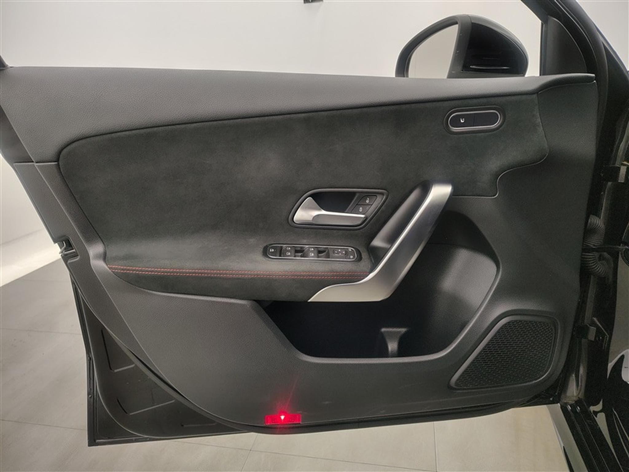 Mercedes A 180 AMG-Line Toit Pano / Navi / Led / ... (2020) - Photo 17