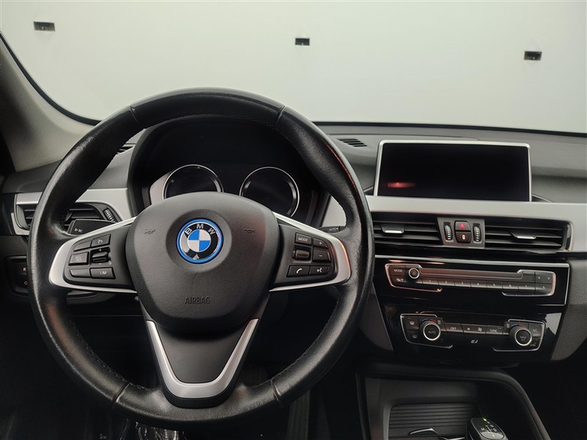 BMW X1 PHEV 1.5iA xDrive25e NAVI / FULL LED / CARPLAY (2022) - Photo 9