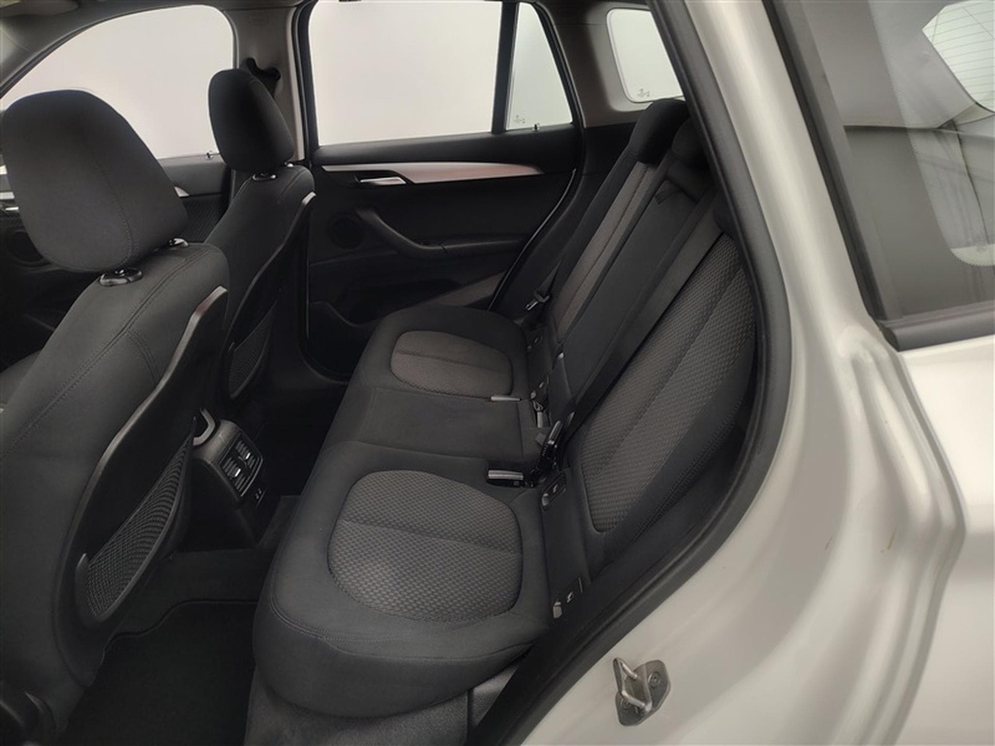 BMW X1 PHEV 1.5iA xDrive25e NAVI / FULL LED / CARPLAY (2022) - Photo 13