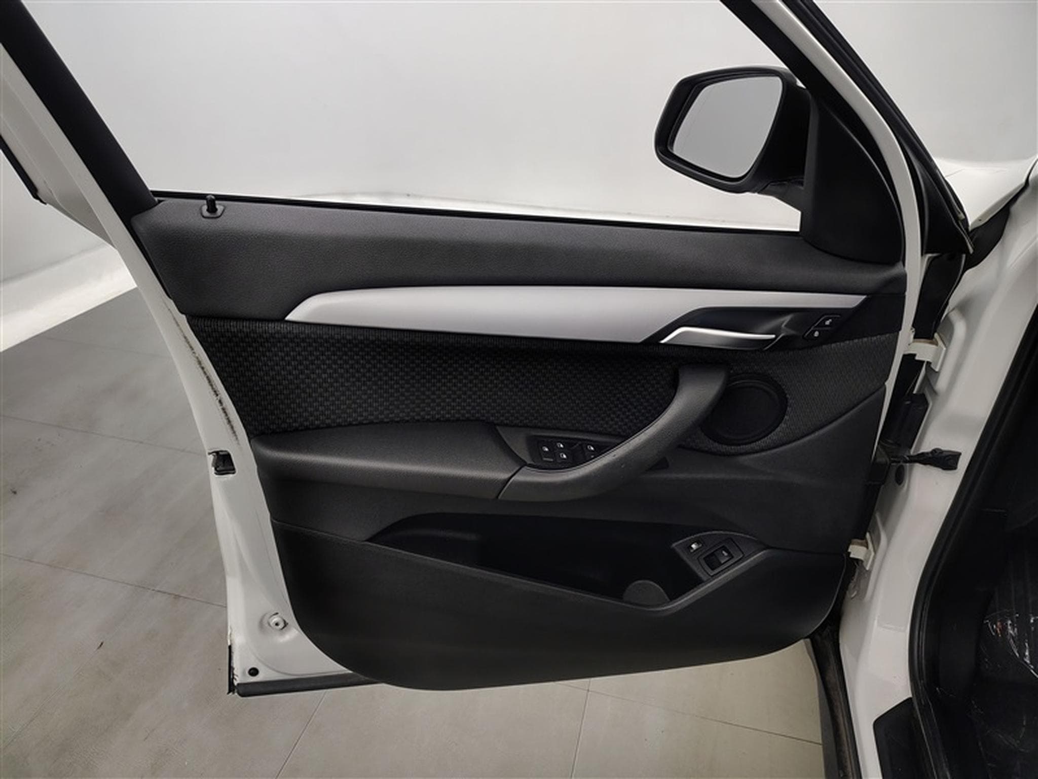 BMW X1 PHEV 1.5iA xDrive25e NAVI / FULL LED / CARPLAY (2022) - Photo 17