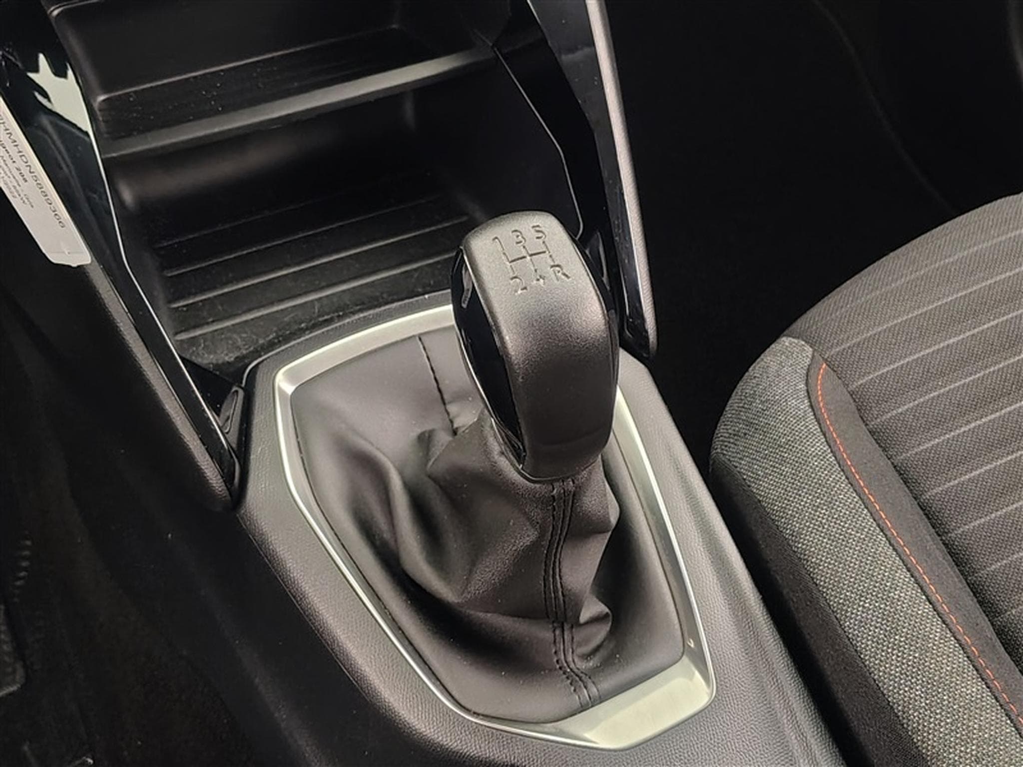 Peugeot 208 1.2i PureTech Active Pack NAVI/JA/PDC (2022) - Photo 12