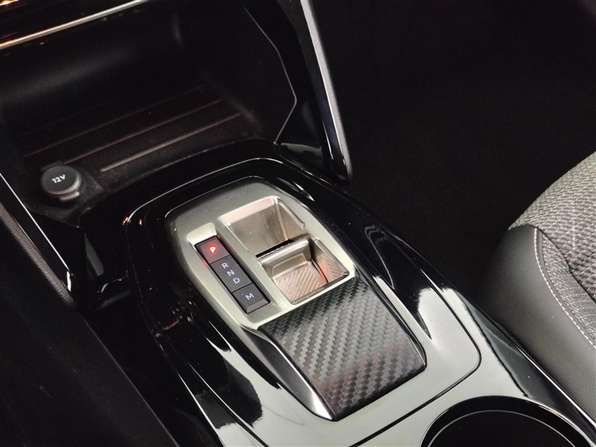 Peugeot 208 1.2 Hybrid 100cv e-DSC6 Allure CARPLAY / FULL LED / S-CUIR (2025) - Photo 12