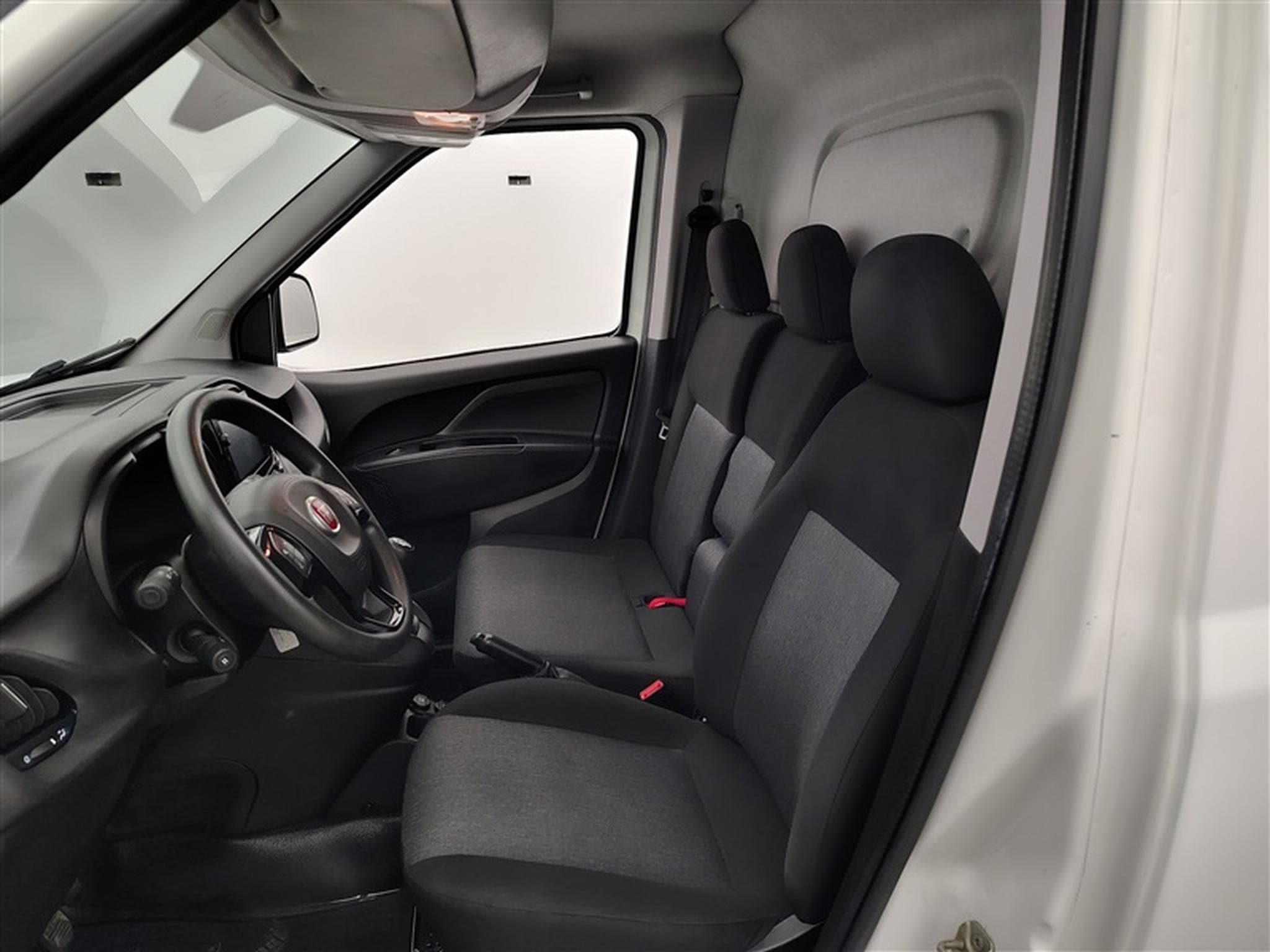 Fiat Doblo 1.6 MJET Cargo CLIM / CARPLAY (2023) - Photo 7