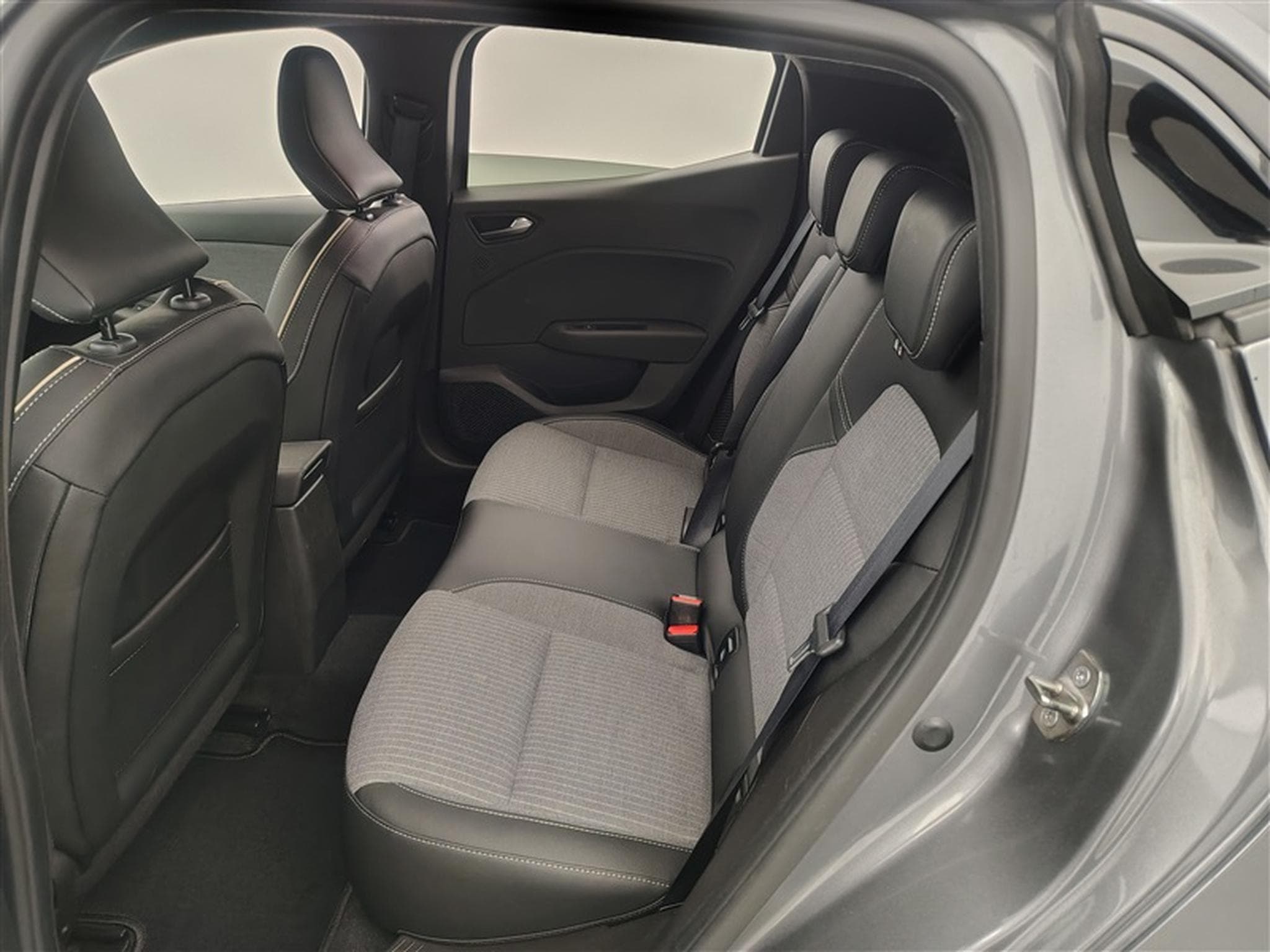 Renault Clio Hybrid 1.6i E-TECH Evolution (2024) - Foto 13