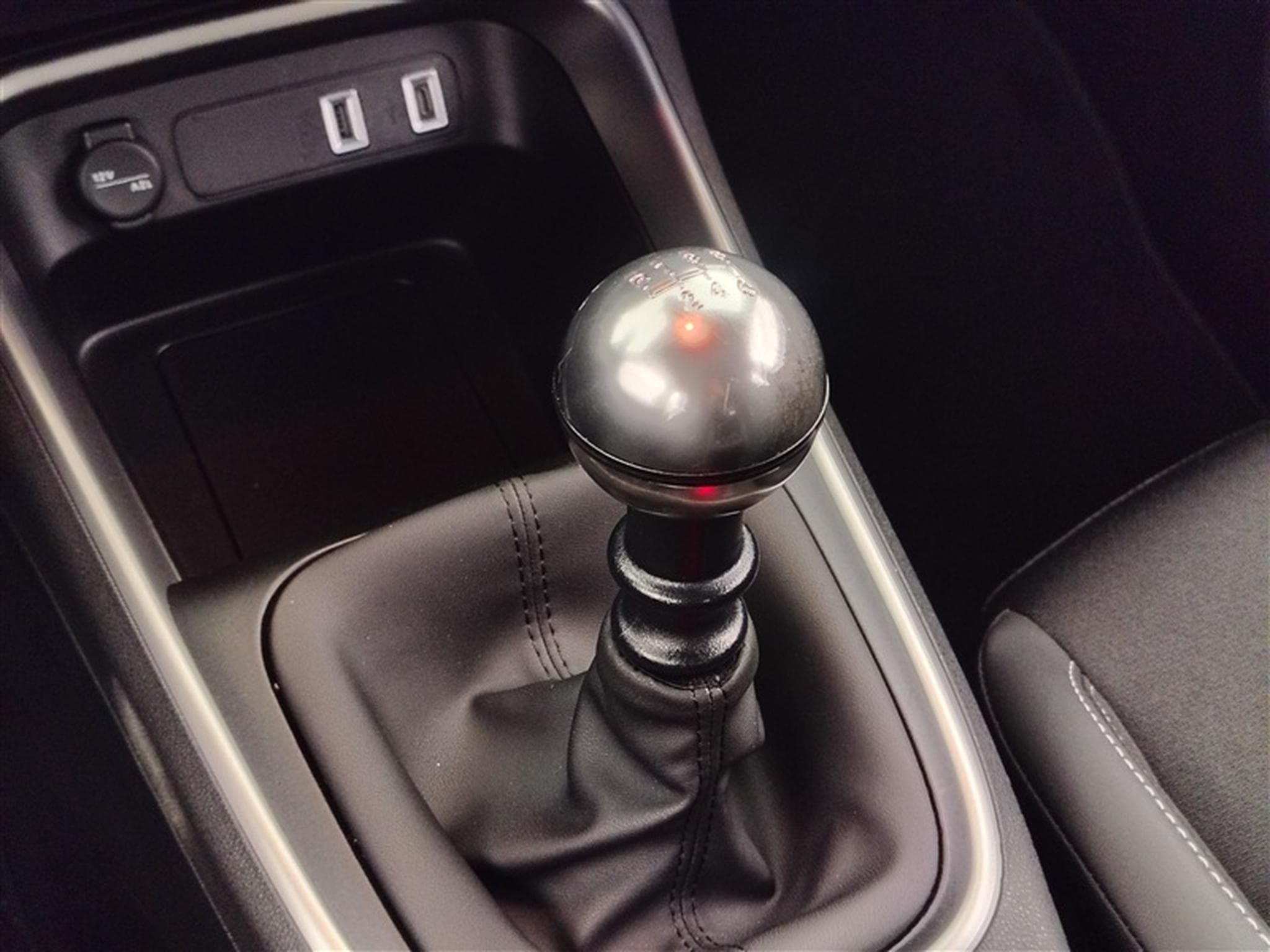 Jeep Avenger 1.2 Turbo 100cv Altitude NAVI / FULL LED / CUIR PARTIEL /CAM (2025) - Photo 12