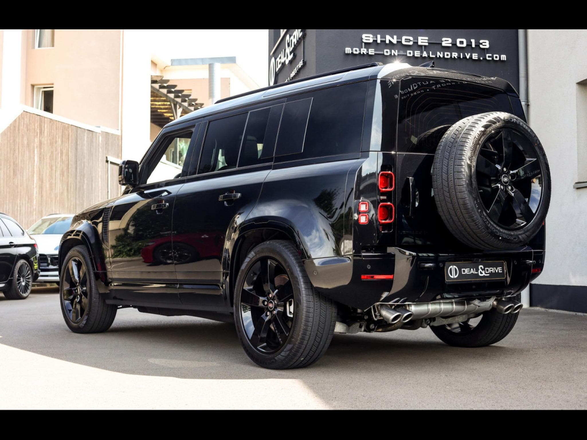 Land-Rover Defender 110 P425 V8 X-DYNAMIC HSE - SANTORINI BLACK (2024) - Photo 3