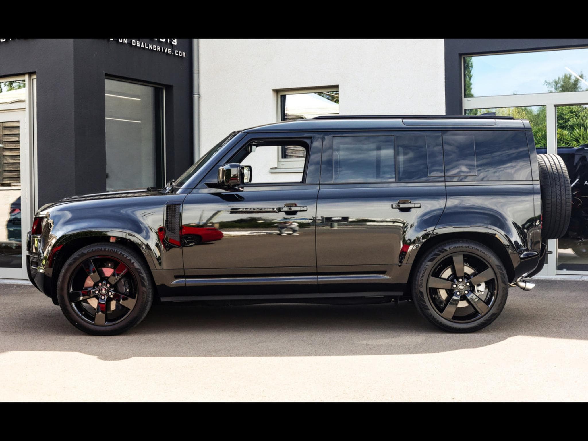 Land-Rover Defender 110 P425 V8 X-DYNAMIC HSE - SANTORINI BLACK (2024) - Photo 2