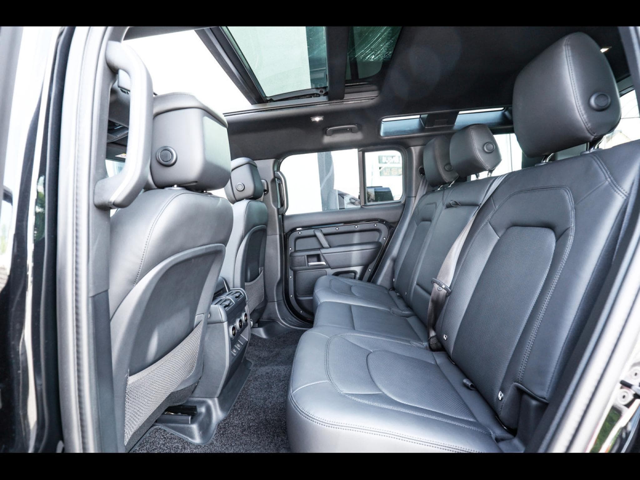 Land-Rover Defender 110 P425 V8 X-DYNAMIC HSE - SANTORINI BLACK (2024) - Photo 11