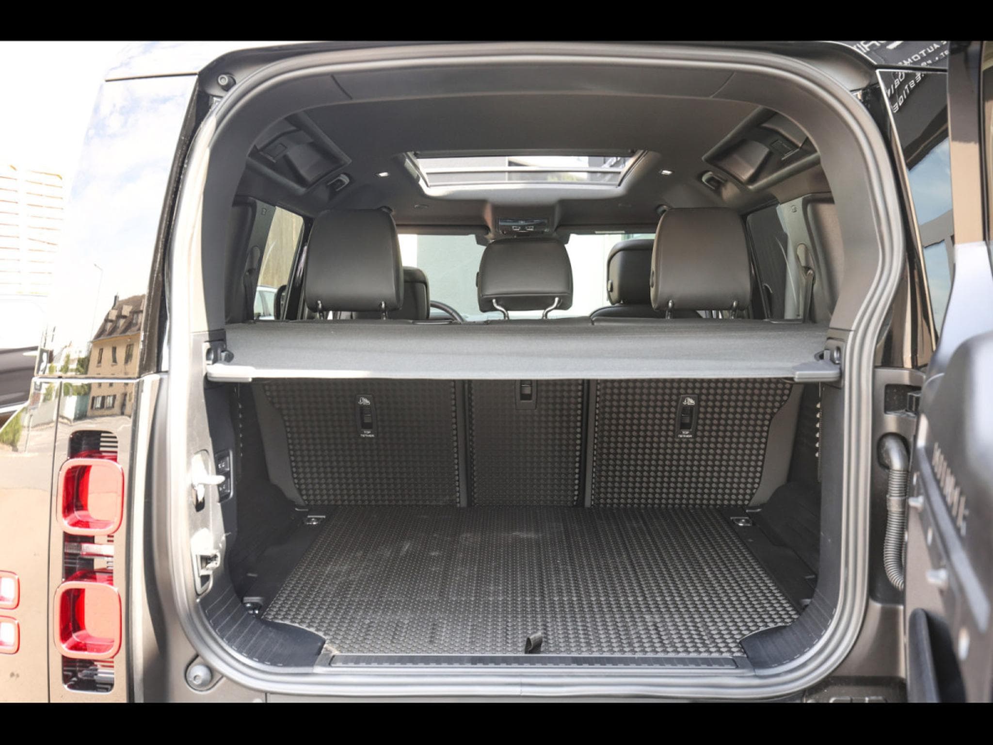 Land-Rover Defender 110 P425 V8 X-DYNAMIC HSE - SANTORINI BLACK (2024) - Photo 18