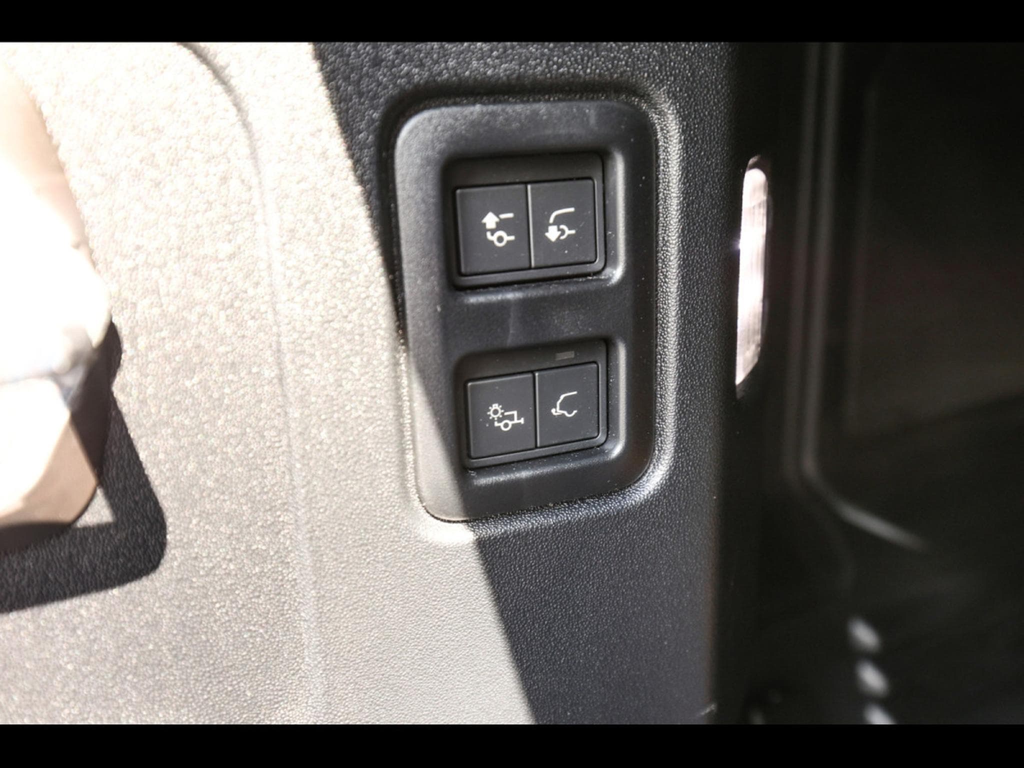 Land-Rover Defender 110 P425 V8 X-DYNAMIC HSE - SANTORINI BLACK (2024) - Photo 19