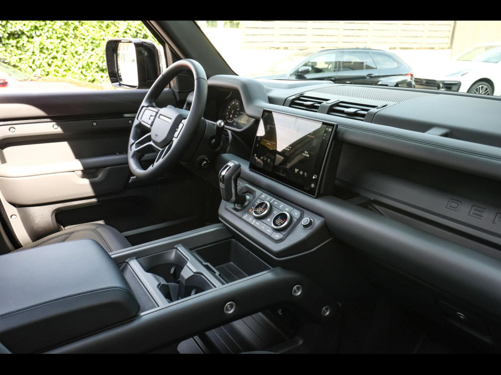 Land-Rover Defender 110 P425 V8 X-DYNAMIC HSE - SANTORINI BLACK (2024) - Photo 21