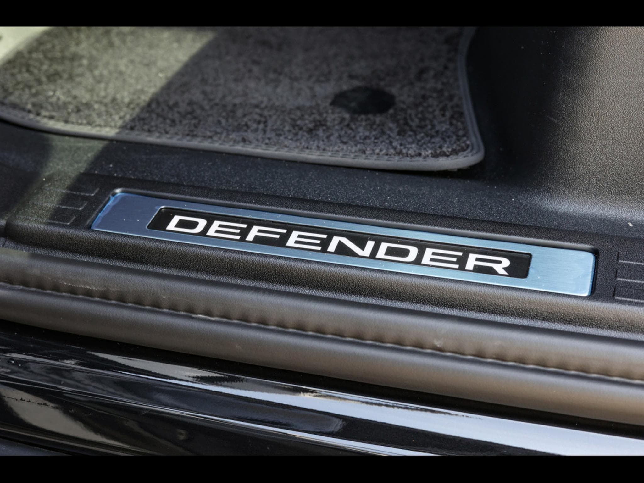 Land-Rover Defender 110 P425 V8 X-DYNAMIC HSE - SANTORINI BLACK (2024) - Photo 25