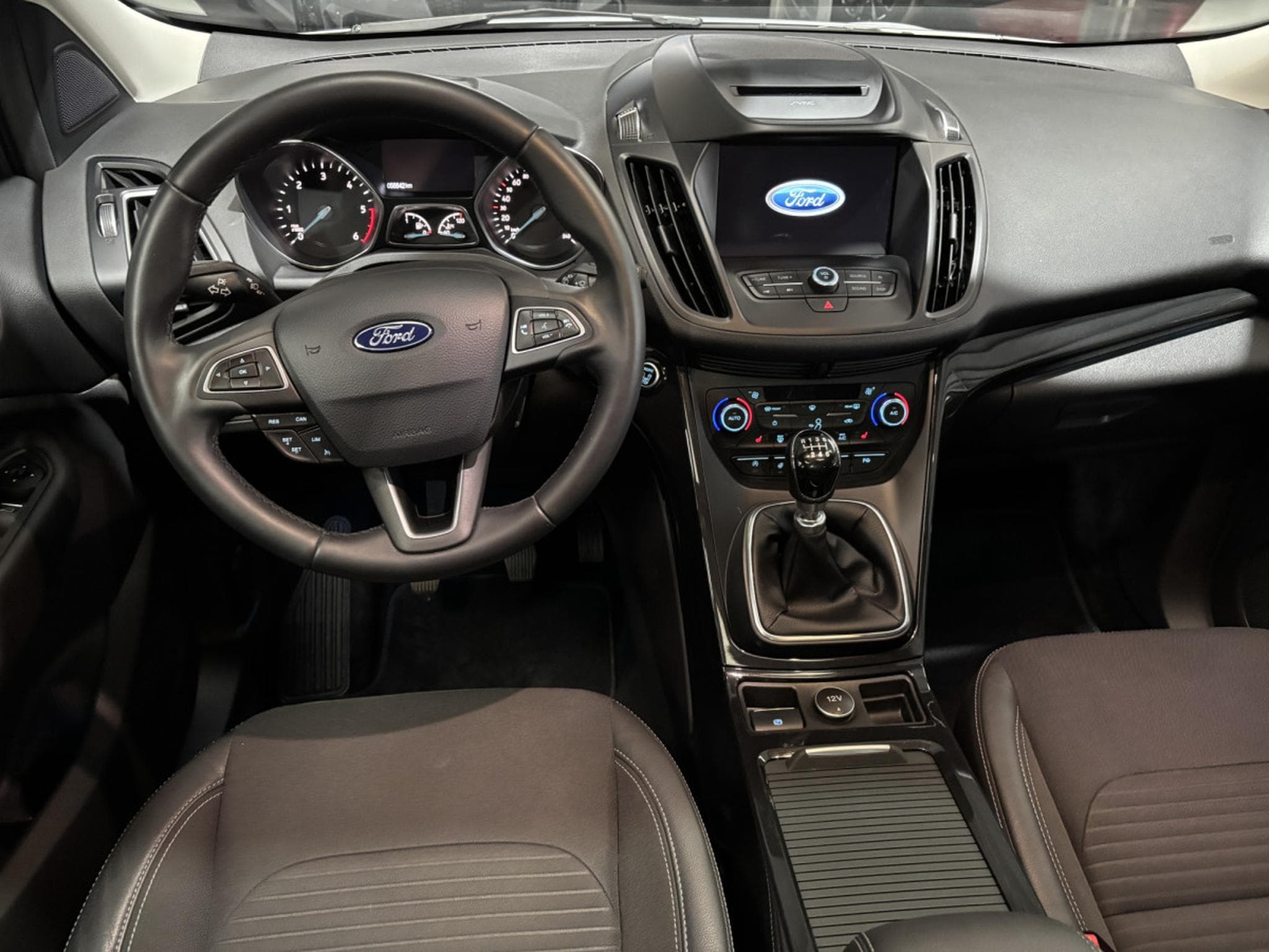 Ford Kuga 2.0 TDCi 150ch Titanium 2WD (2018) - Photo 10