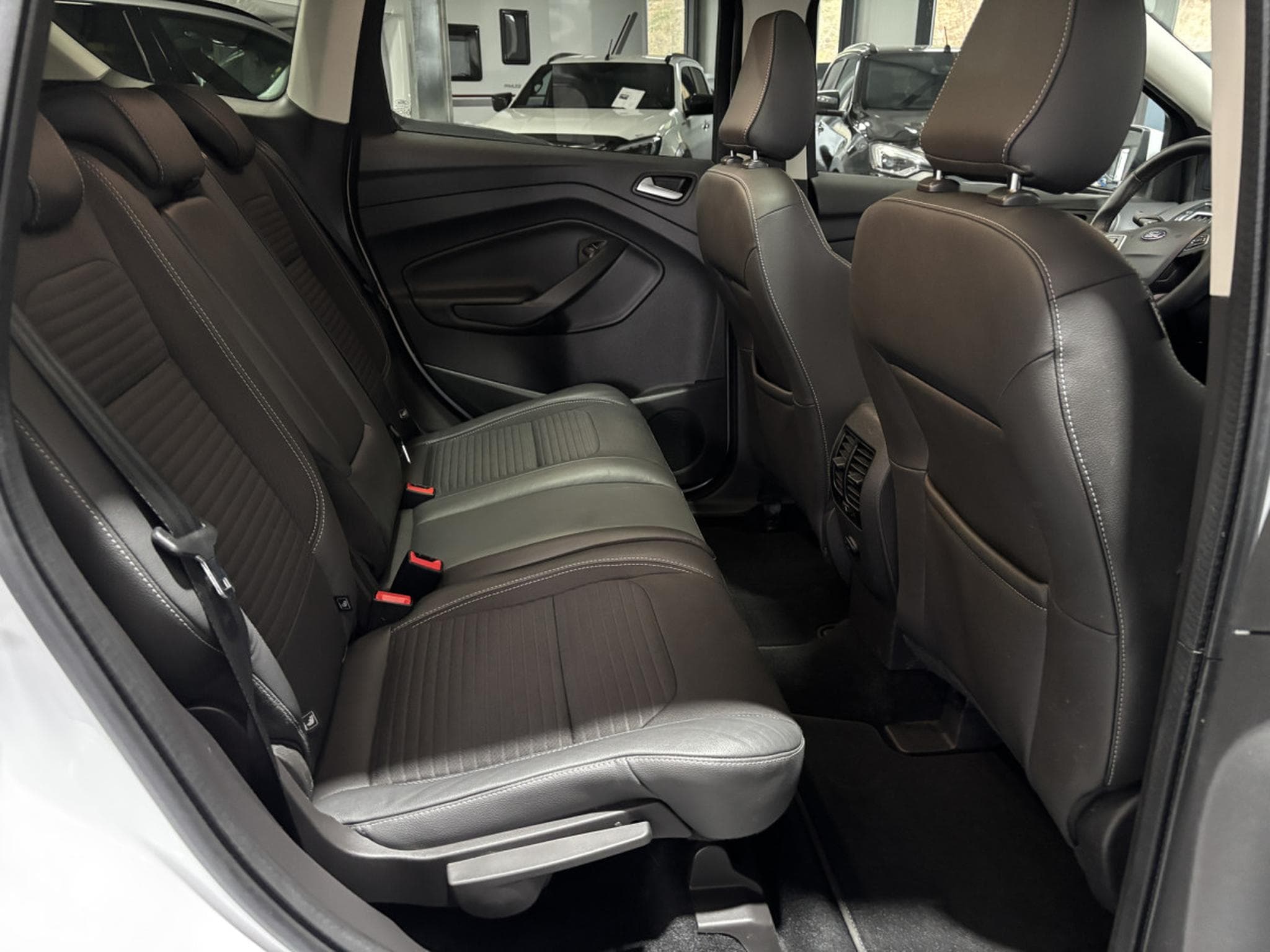 Ford Kuga 2.0 TDCi 150ch Titanium 2WD (2018) - Photo 12