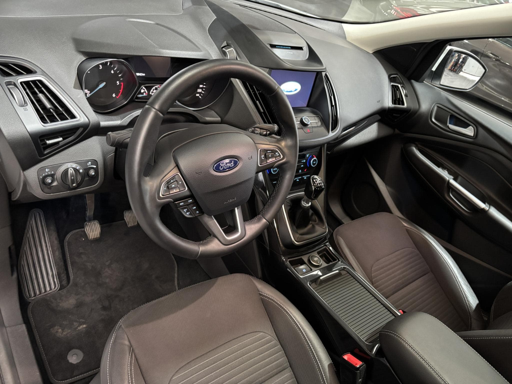 Ford Kuga 2.0 TDCi 150ch Titanium 2WD (2018) - Photo 9