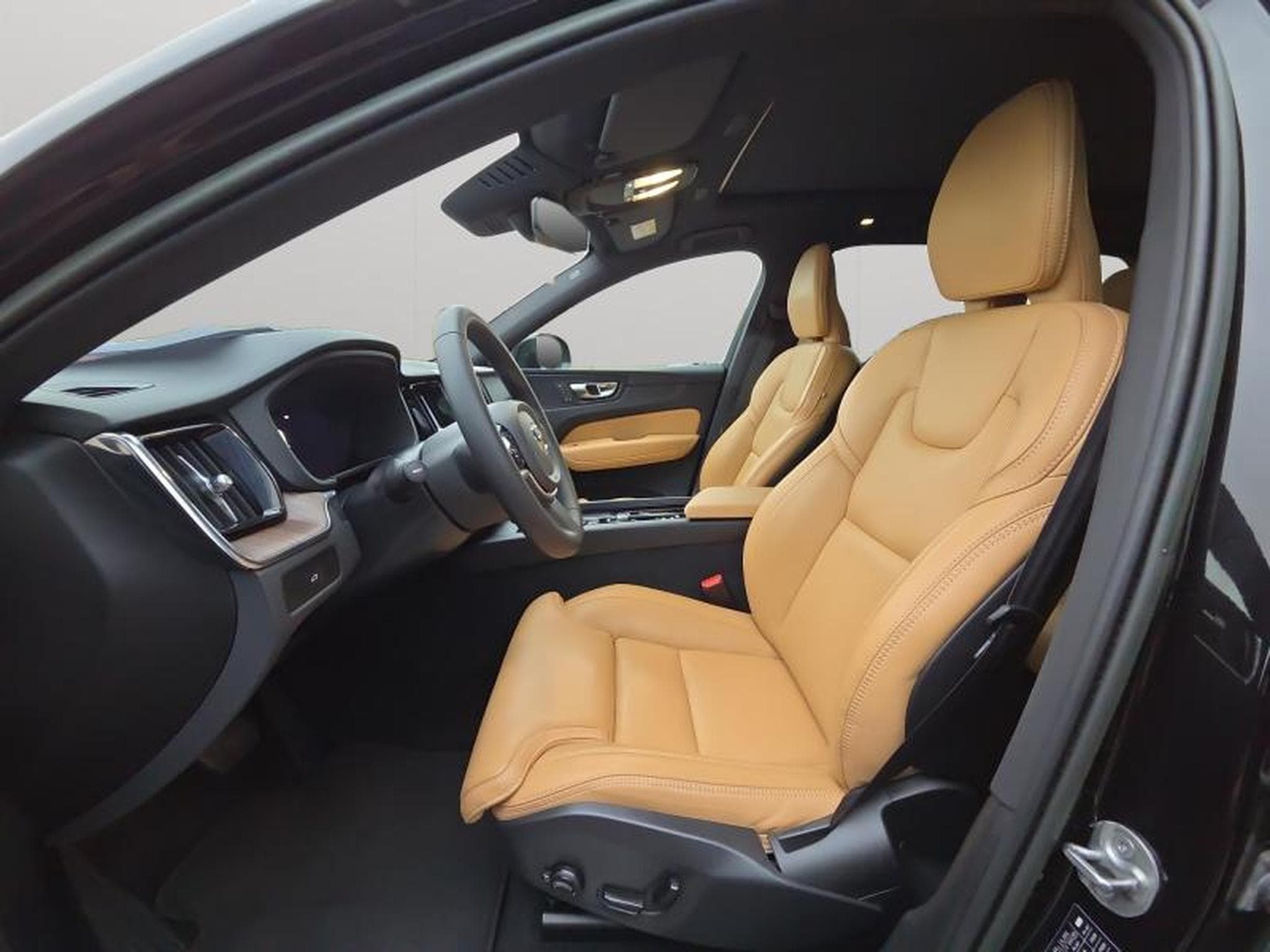 Volvo XC60 B4 Plus Dark / Essence (2022) - Photo 10