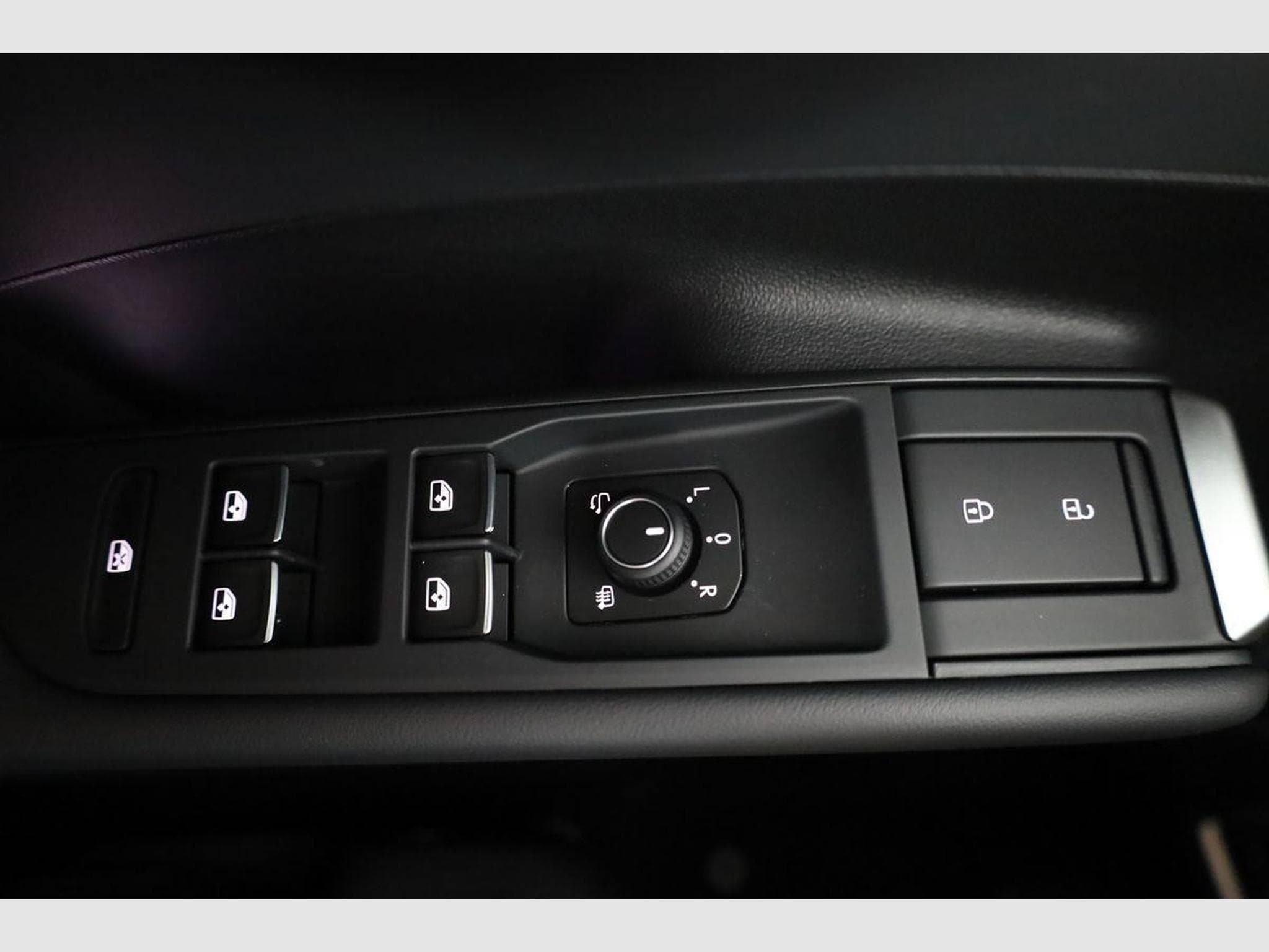 VW T-Roc 1.5 eTSI 110 kW R-Line (2026) - Photo 7