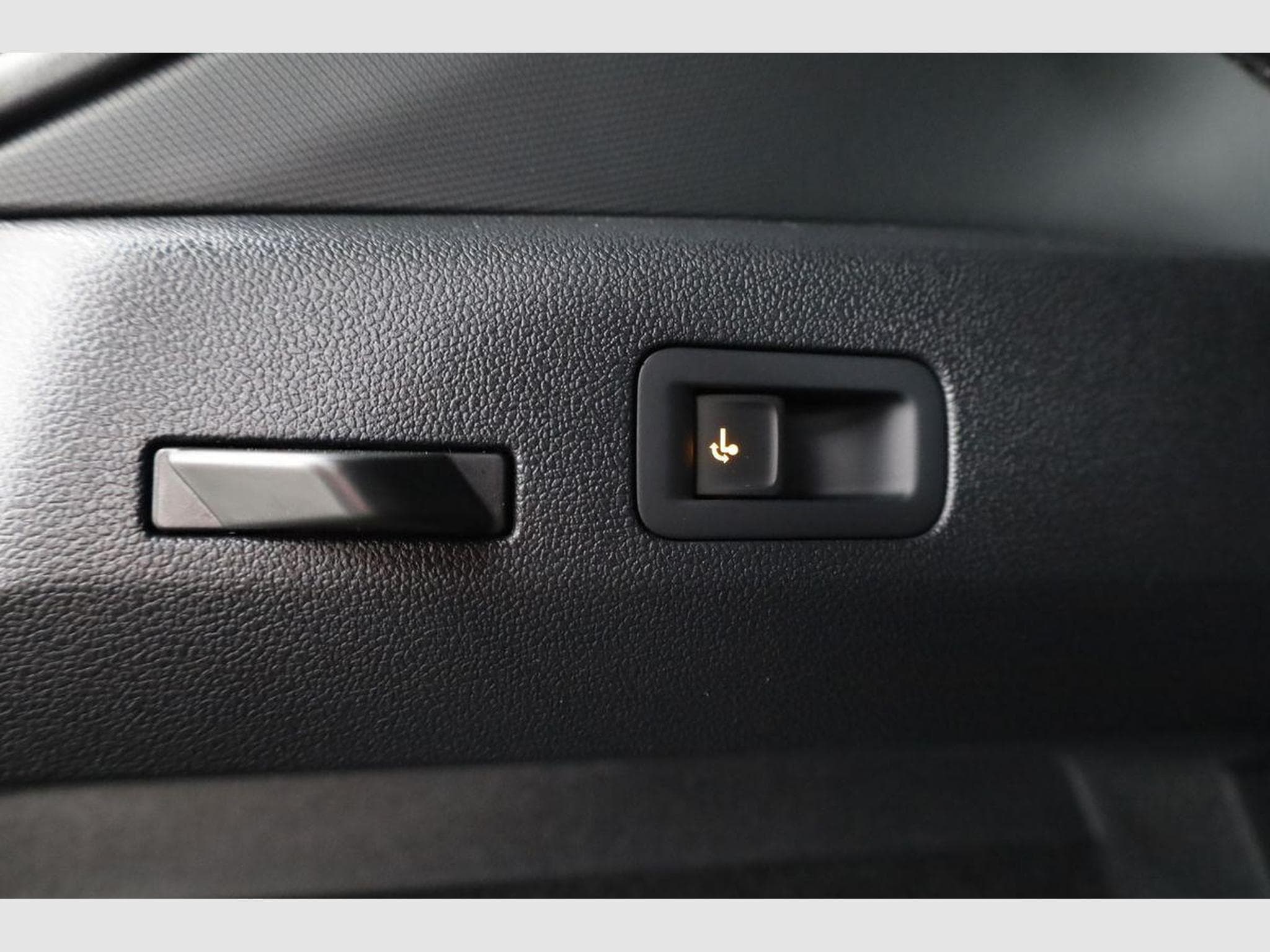 VW T-Roc 1.5 eTSI 110 kW R-Line (2026) - Photo 13