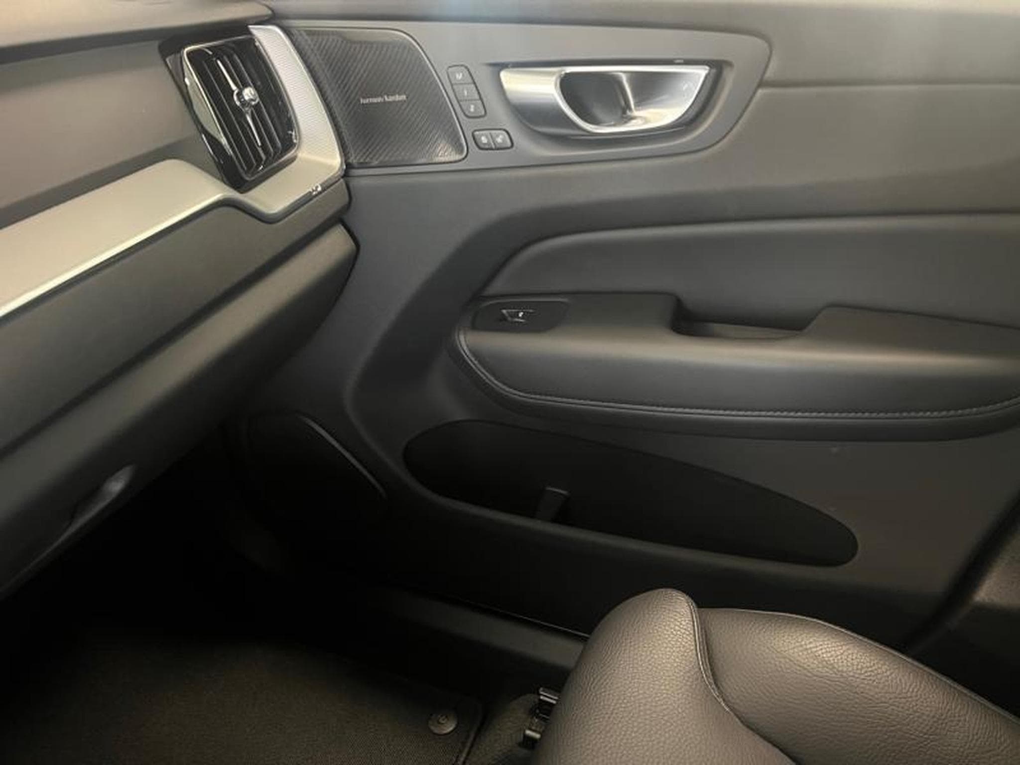 Volvo XC60 Plus Dark (2023) - Photo 11