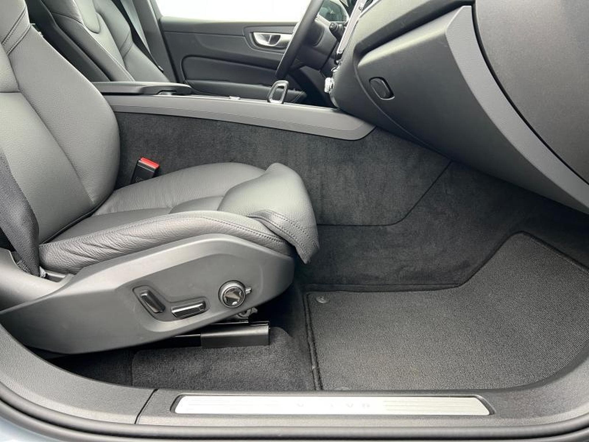 Volvo XC60 Plus Dark (2023) - Photo 14