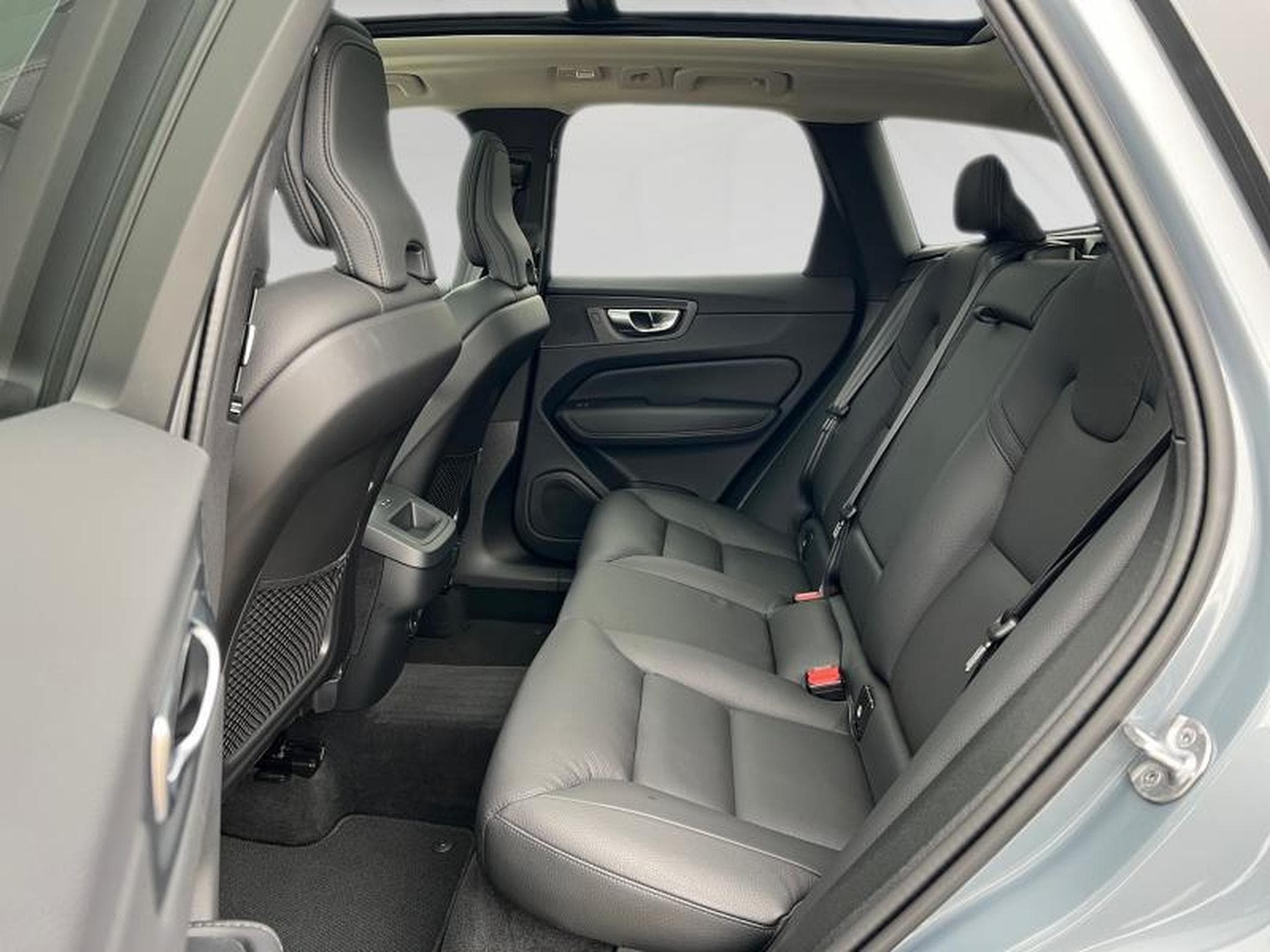 Volvo XC60 Plus Dark (2023) - Photo 16