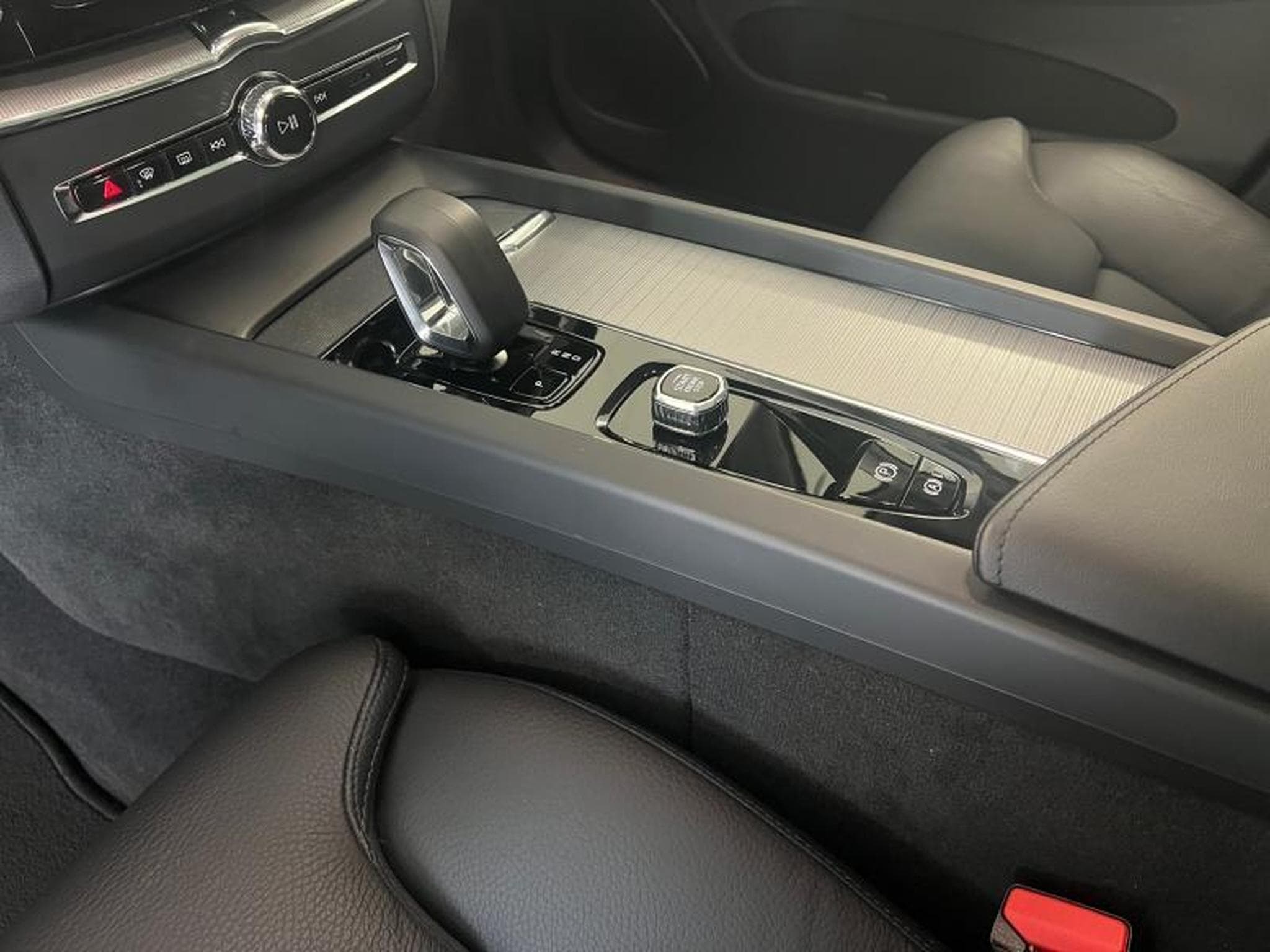 Volvo XC60 Plus Dark (2023) - Photo 8