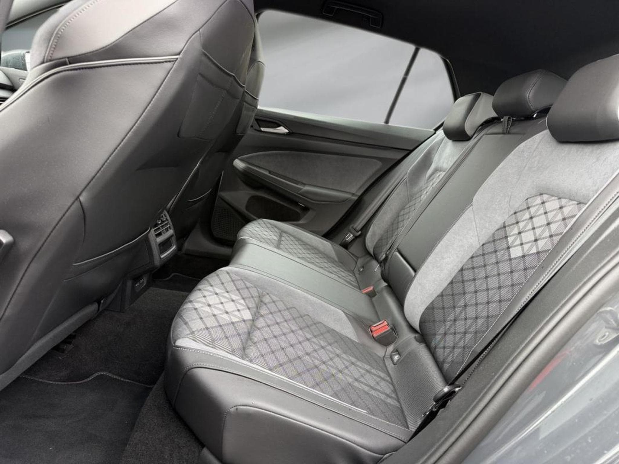 VW Golf -30% VIII 1.5 eTSI R-Line 150Ch (2024) - Photo 12