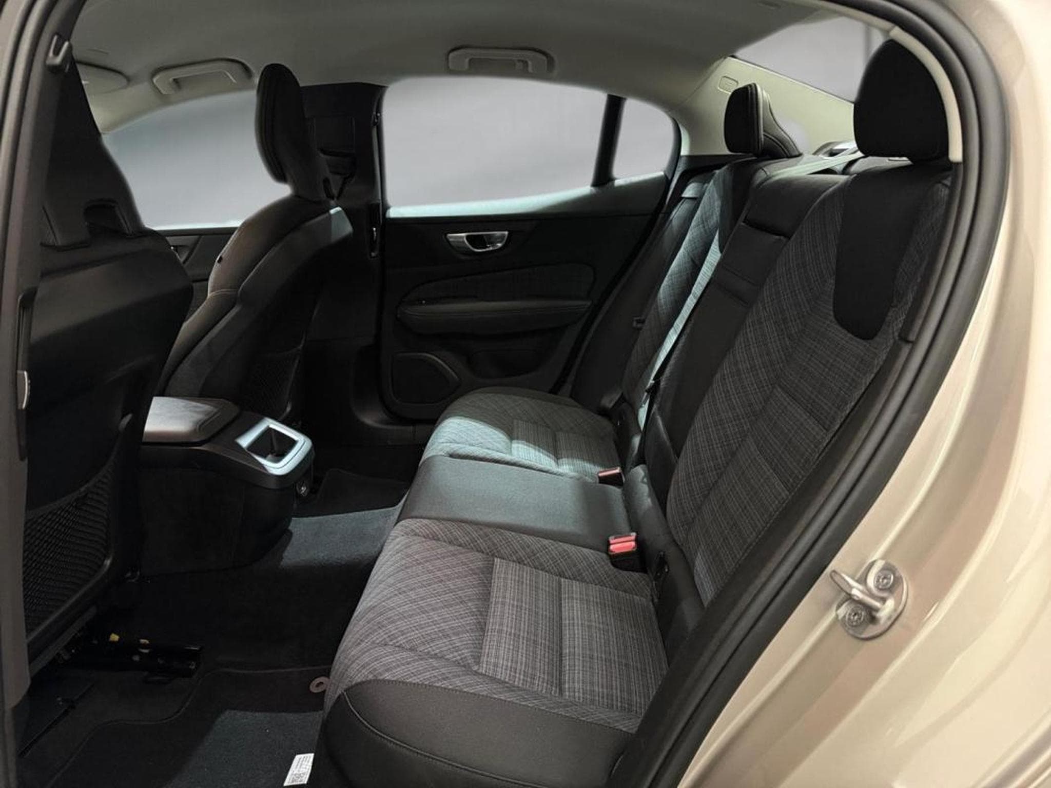 Volvo S60 -49% 2.0 MHEV 197ch Core (2024) - Photo 9