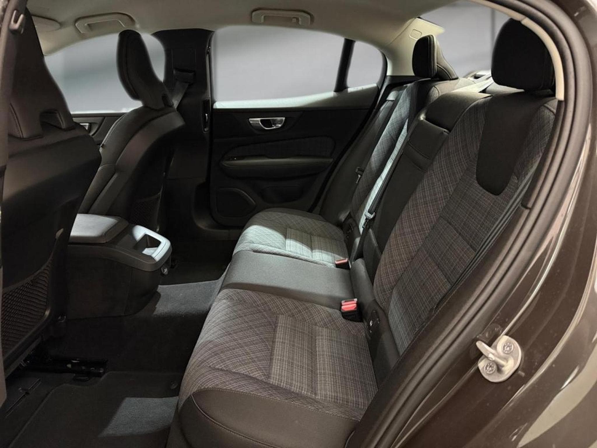 Volvo S60 -49% 2.0 MHEV 197ch Core (2024) - Photo 9