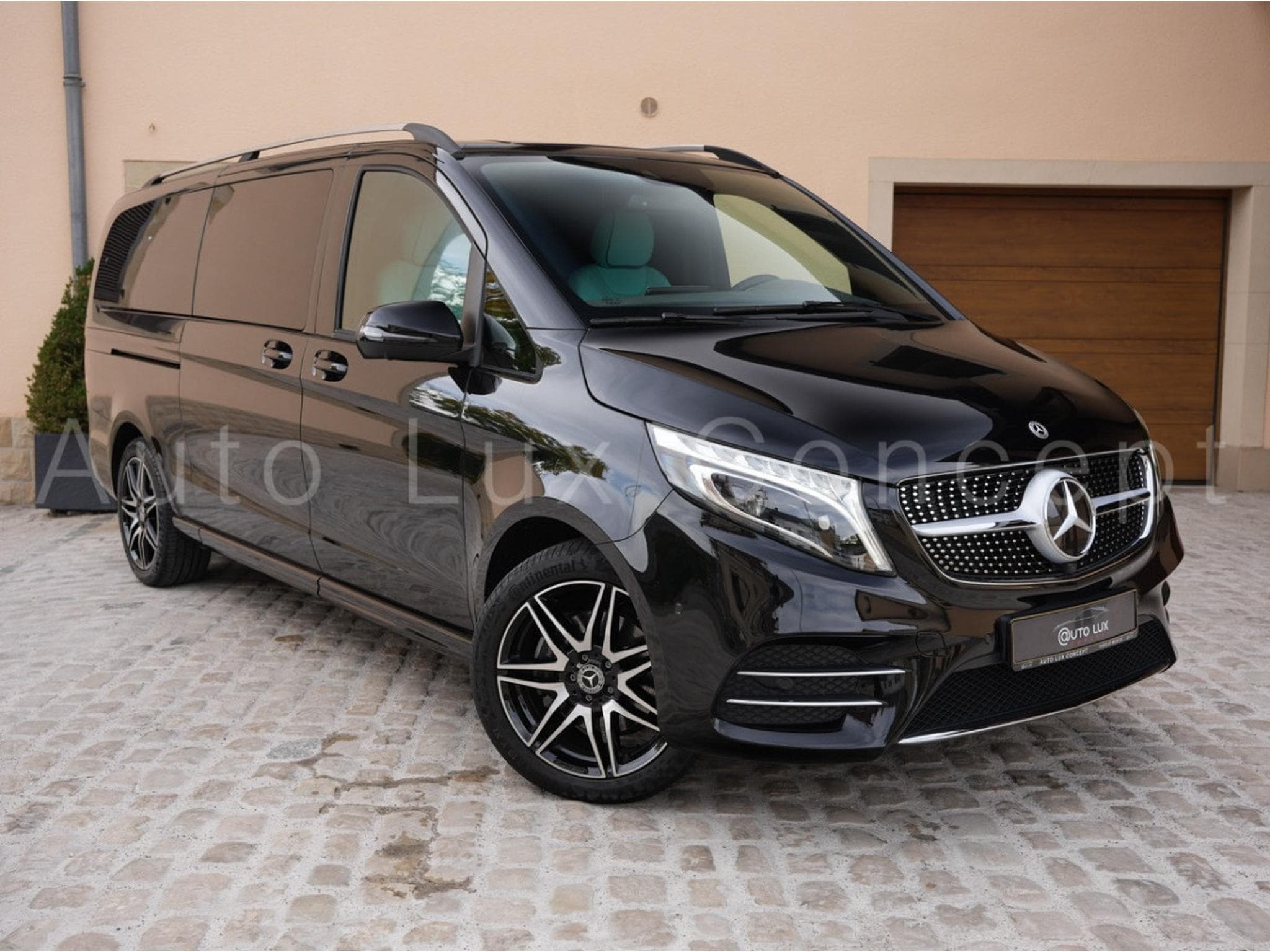 Mercedes V 300 d 4MATIC Extra Long AMG Line Rovelver VIP Van (2022) - Photo 3