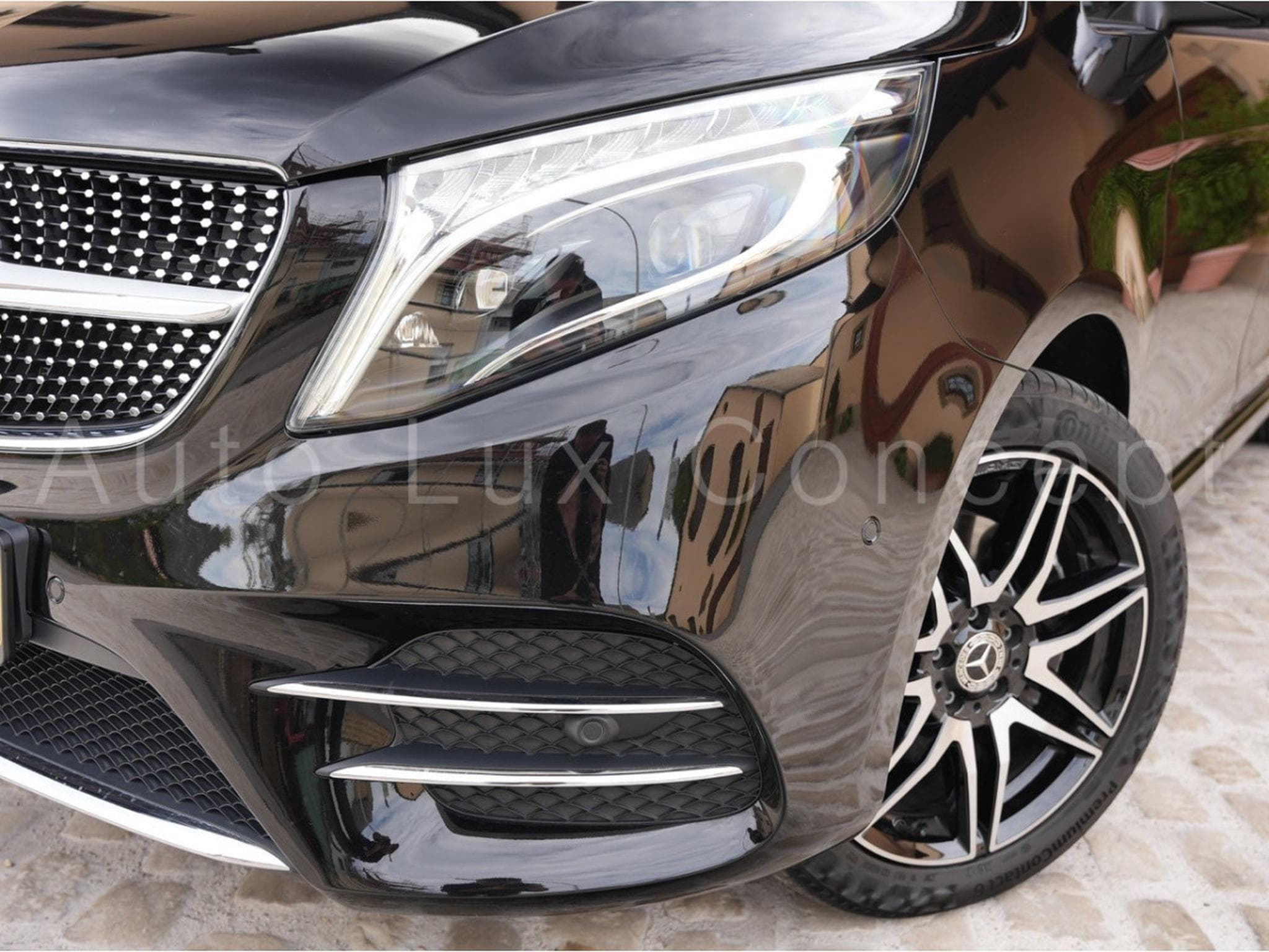 Mercedes V 300 d 4MATIC Extra Long AMG Line Rovelver VIP Van (2022) - Photo 28