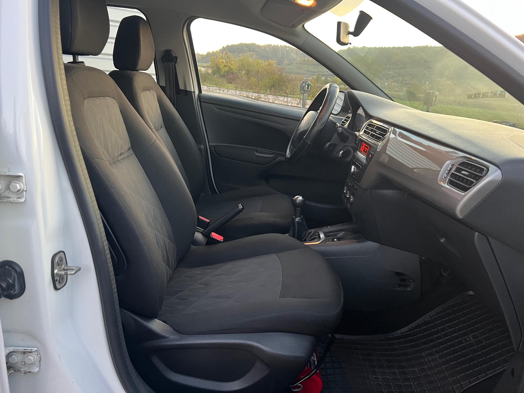 Citroën C-Elysée 1.6 HDi 100CV Selection (2016) - Photo 9