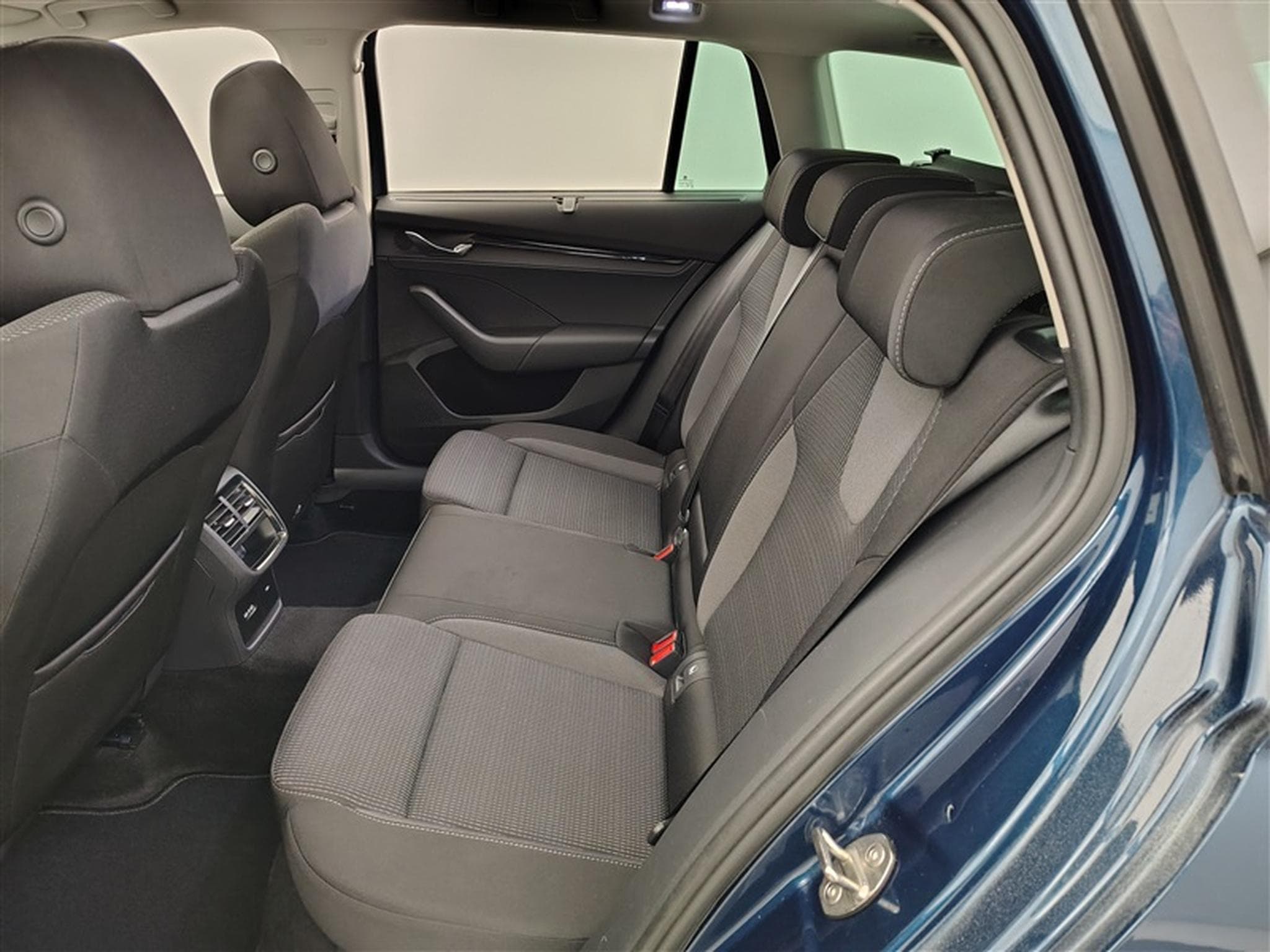 Skoda Octavia 1.4 TSI PHEV Clever+ DSG Navi / Led / Pano (2023) - Photo 13