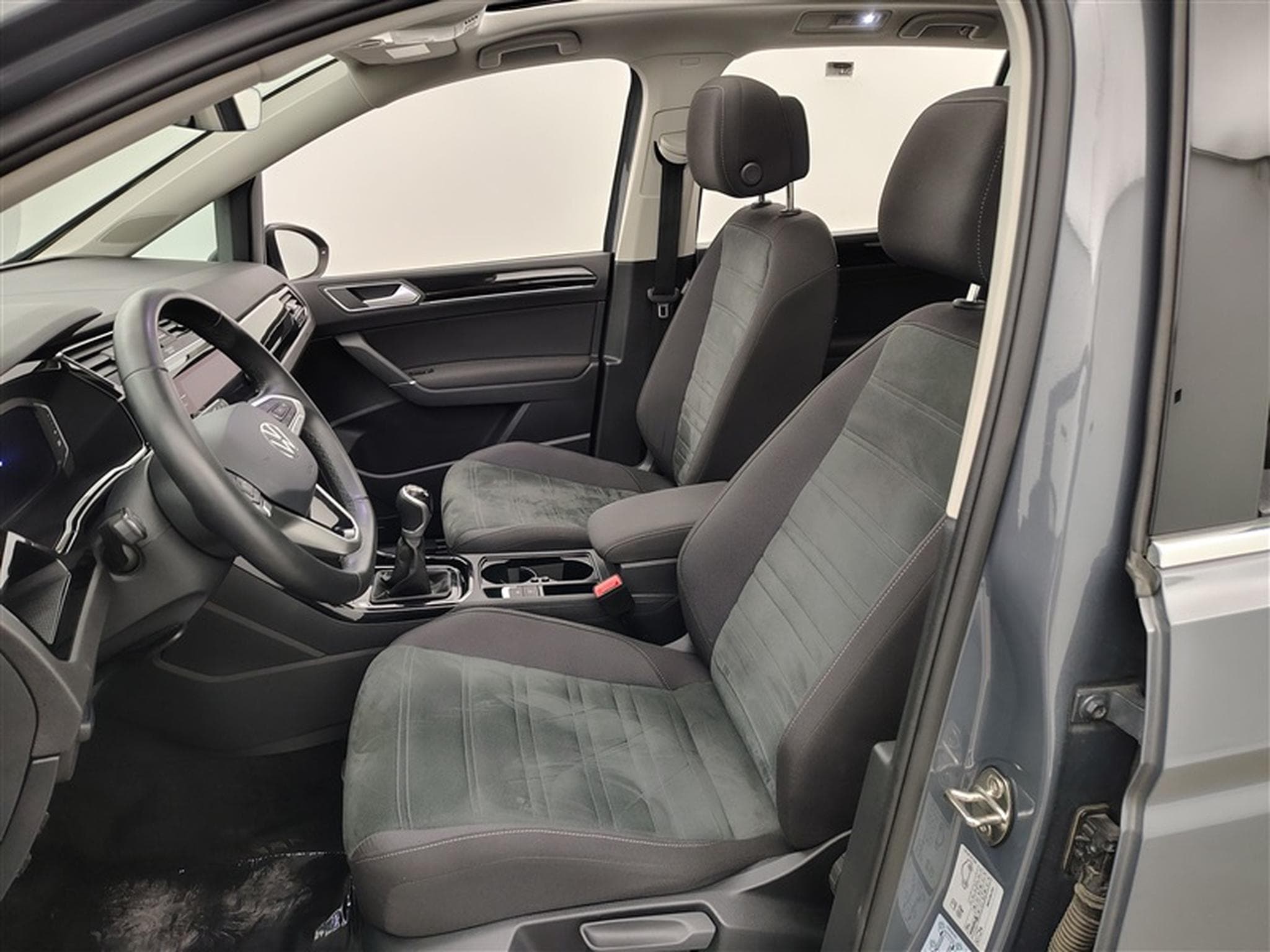 VW Touran 2.0 TDi SCR Highline Business Premium NAVI/FULL LED/TO PANO (2024) - Photo 7
