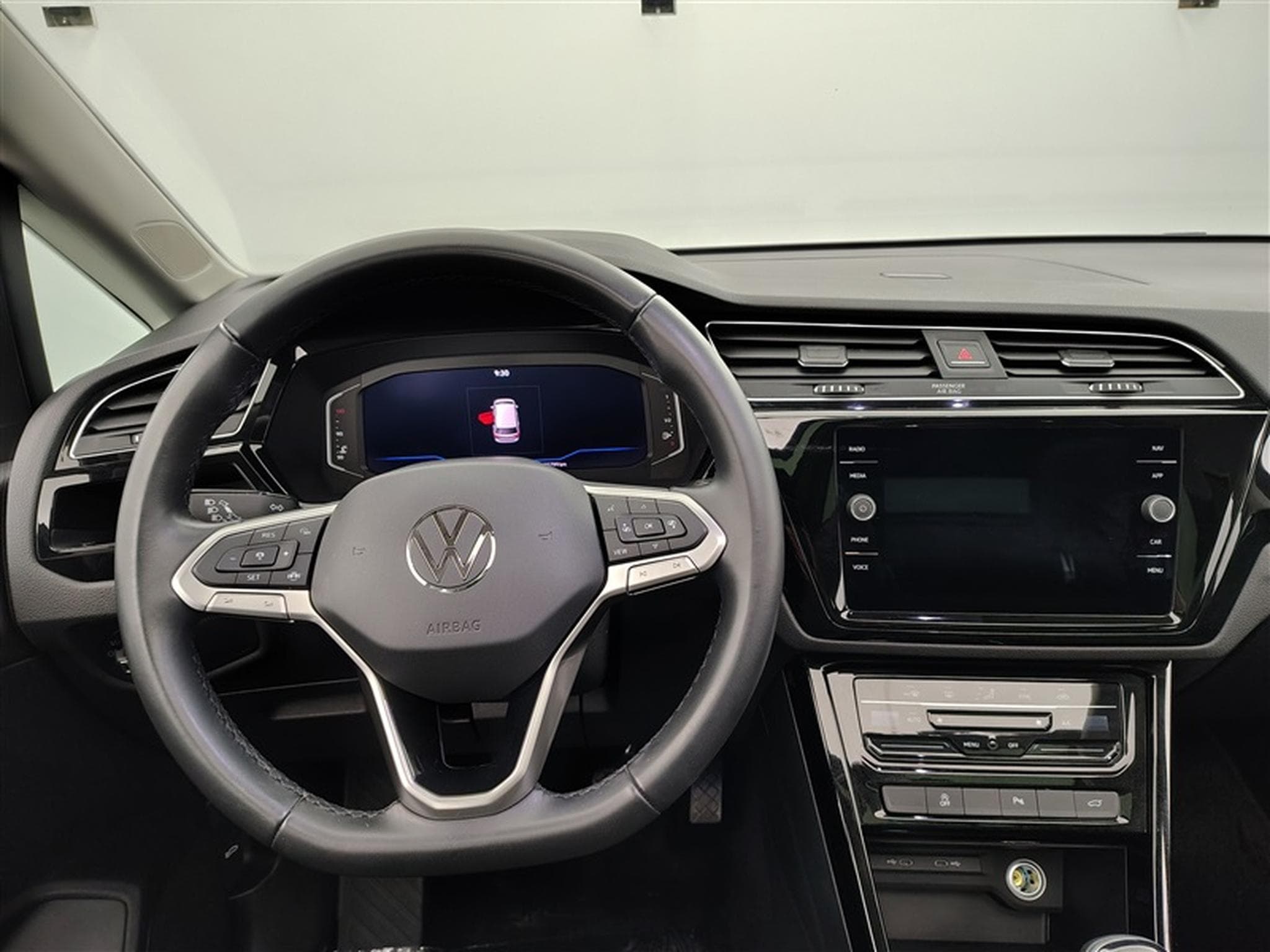 VW Touran 2.0 TDi SCR Highline Business Premium NAVI/FULL LED/TO PANO (2024) - Photo 9