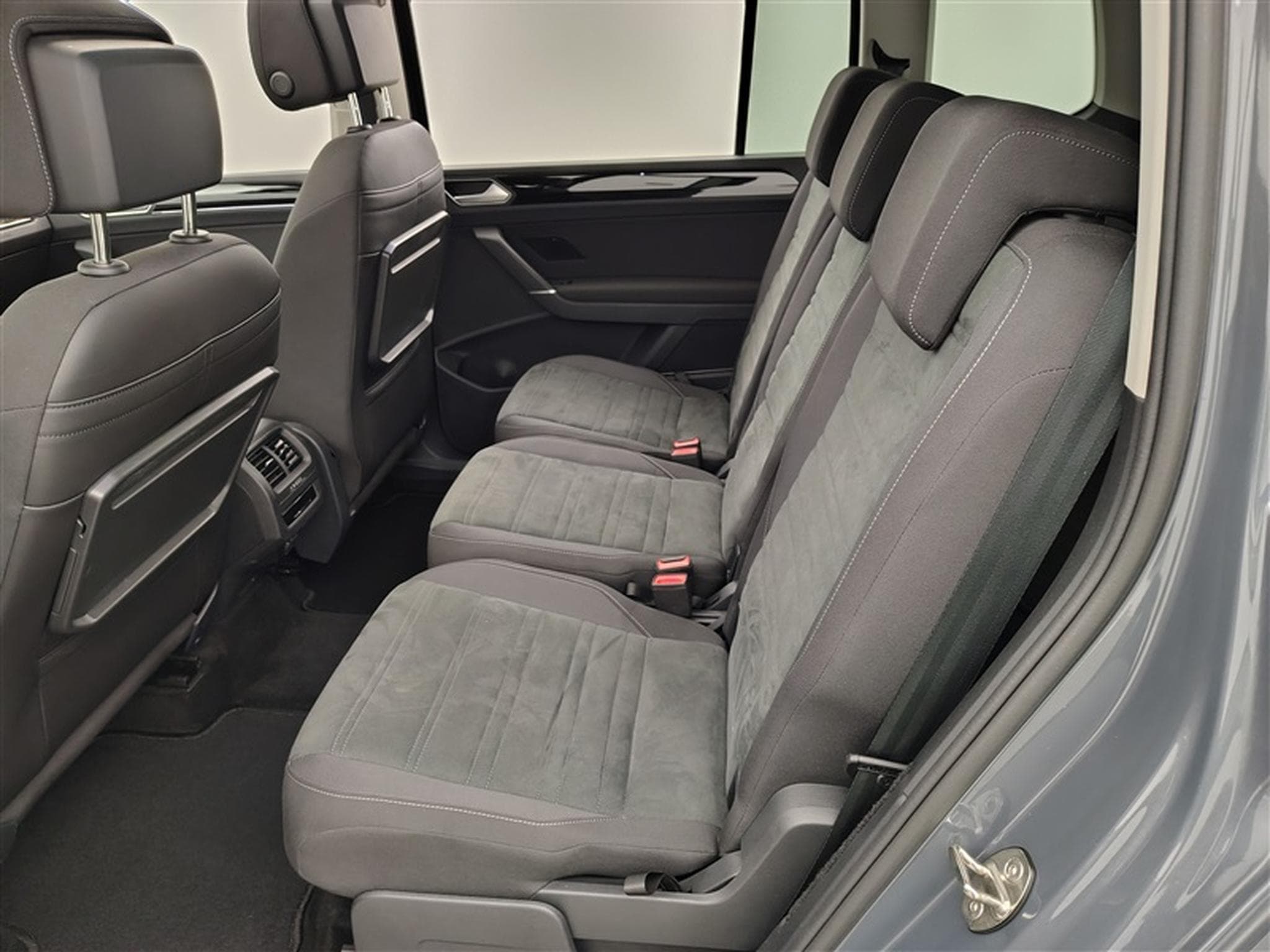 VW Touran 2.0 TDi SCR Highline Business Premium NAVI/FULL LED/TO PANO (2024) - Photo 13