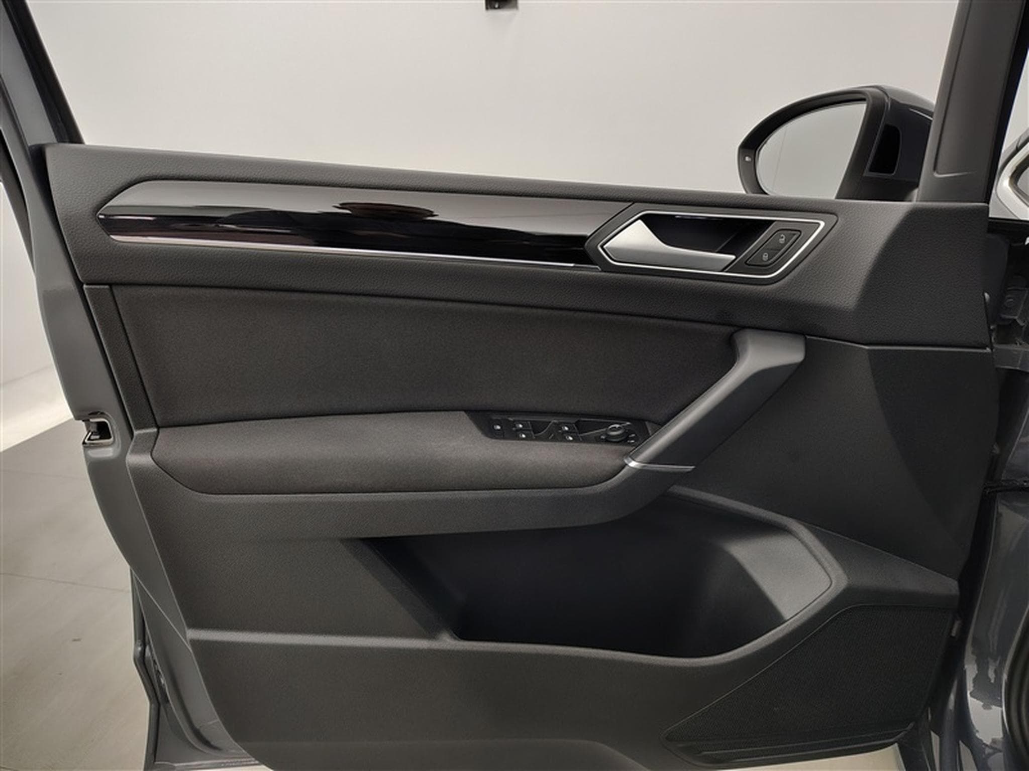 VW Touran 2.0 TDi SCR Highline Business Premium NAVI/FULL LED/TO PANO (2024) - Photo 17